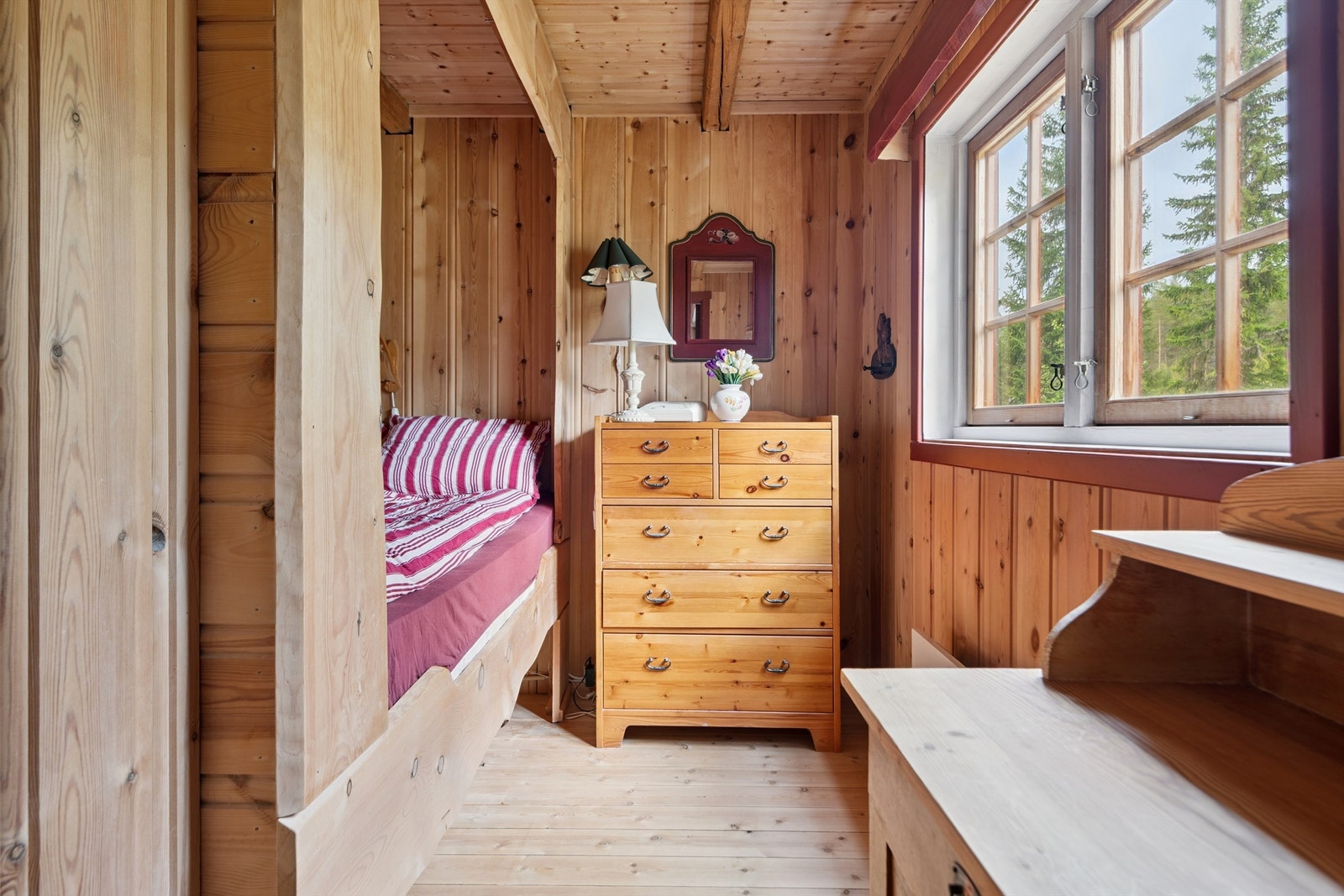 Soverom mot øst, med adkomst via stue. Galleribilde