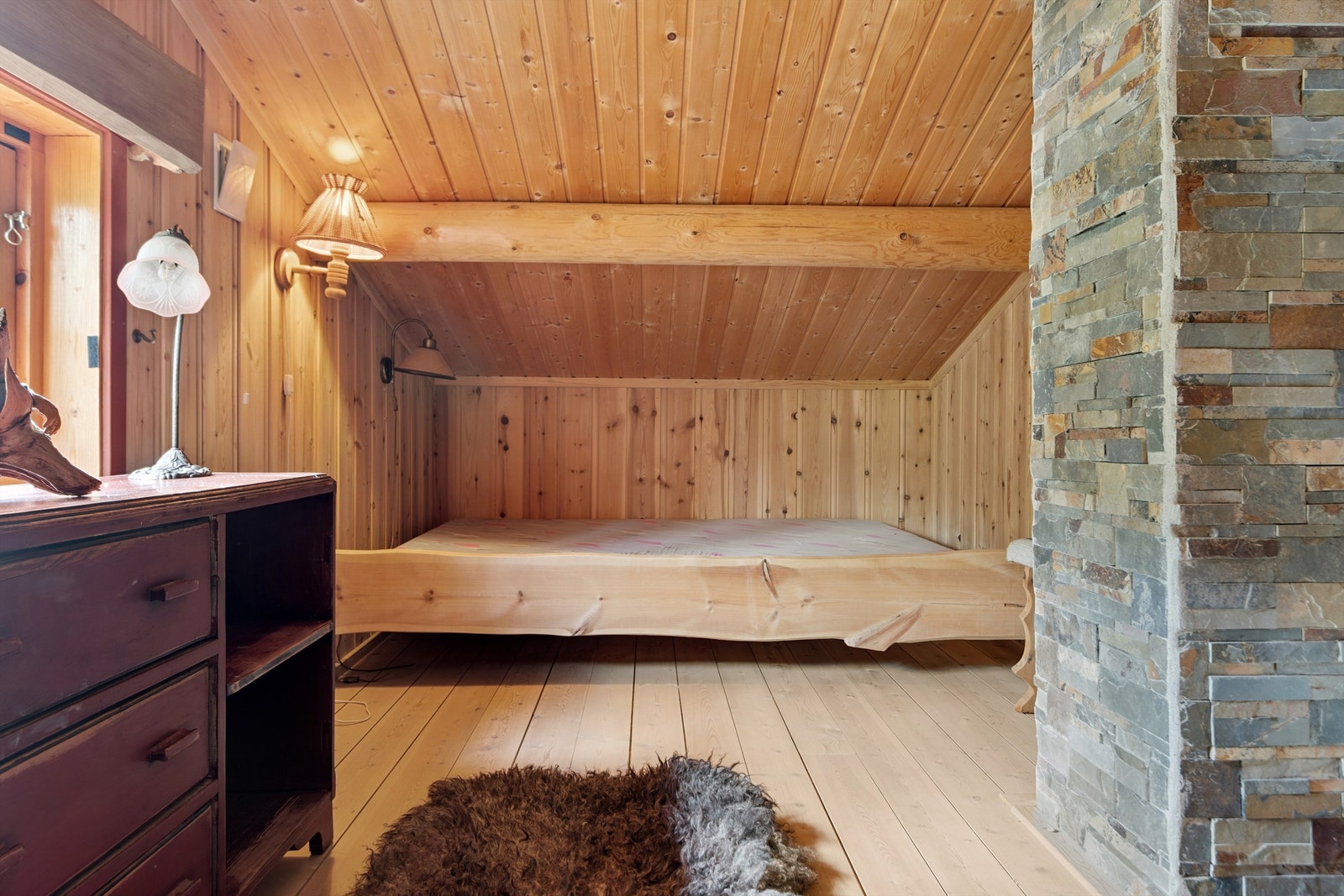 Det er satt inn vindu mot øst, som ikke vises i godkjente byggetegninger. Galleribilde