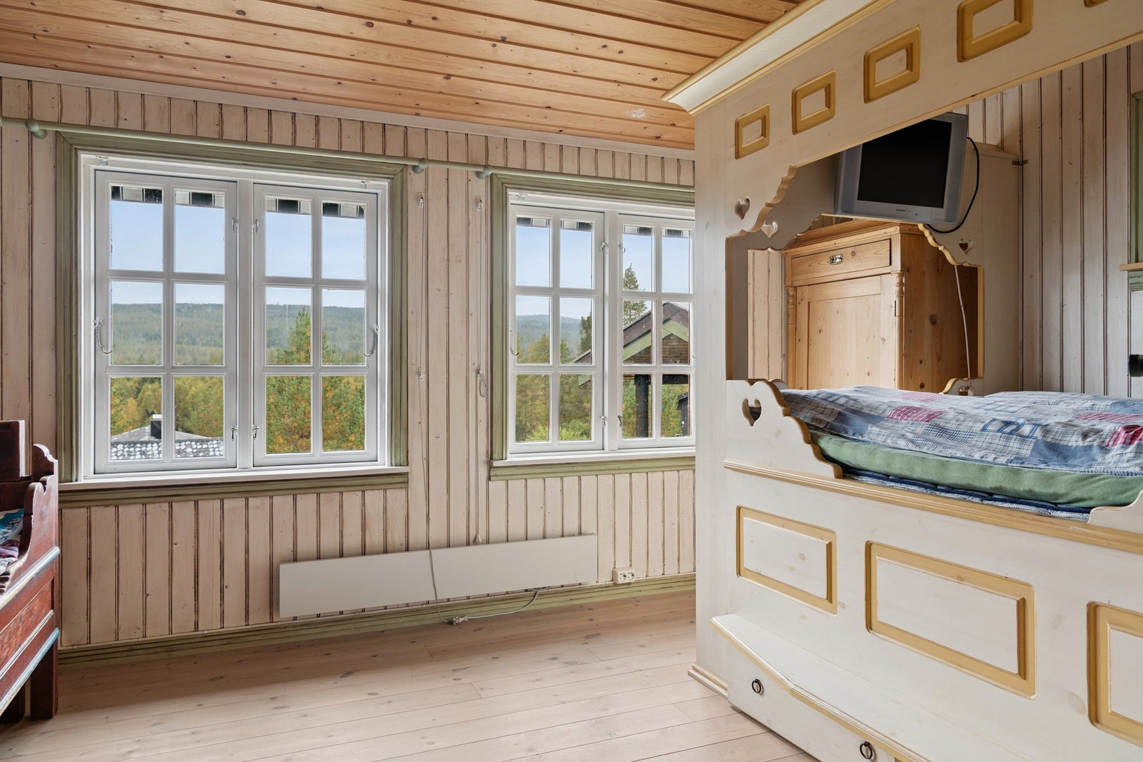 Hytta har tre soverom. Hovedsoverommet er med doble vinduer og utsikt mot vest. Galleribilde