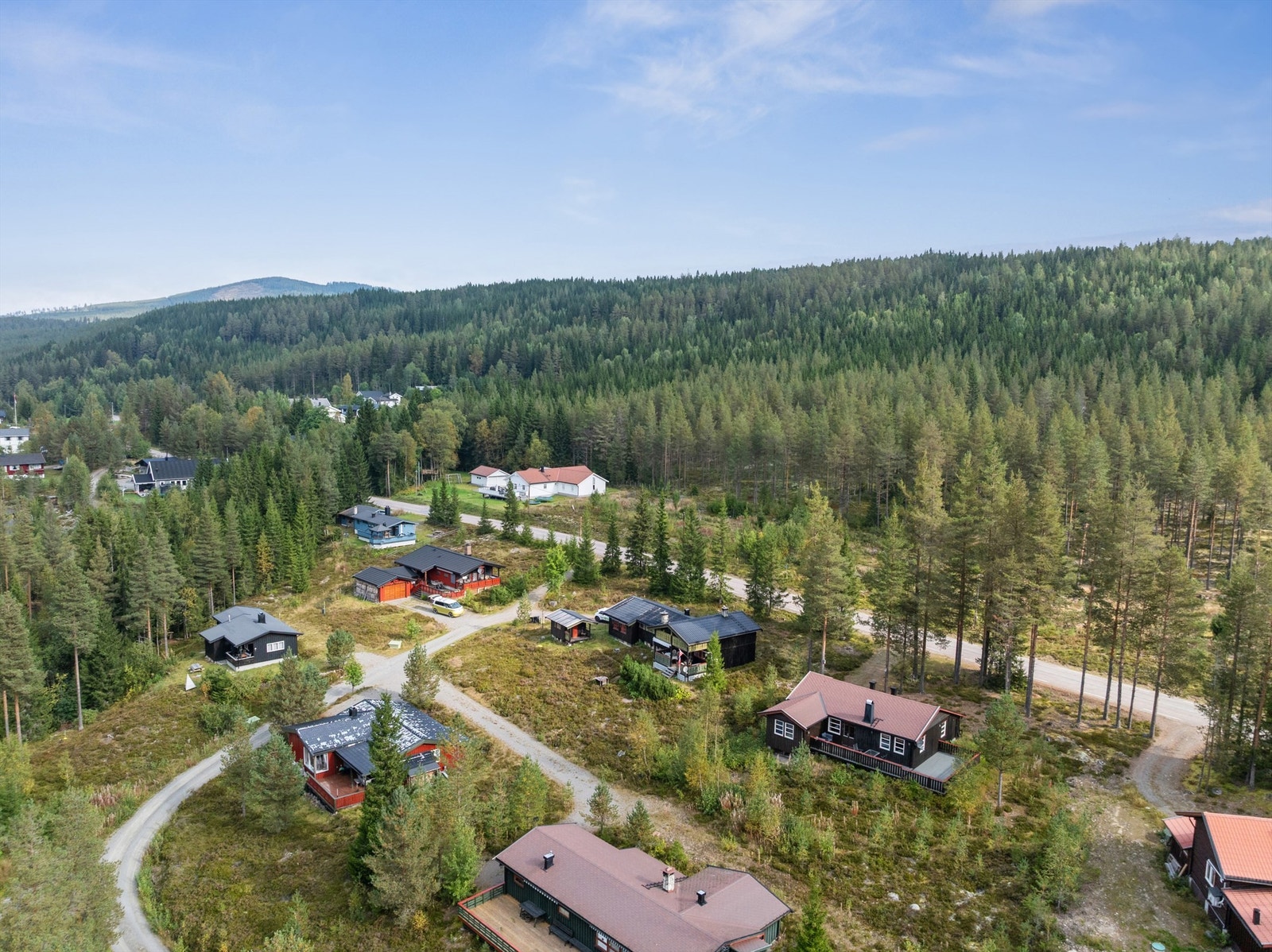 Eiendommen ligger i et etablert hytteområde langs Flendalsvegen, med gruset, privat adkomstvei. Påregnelig med kostnader til veivedlikehold og snøbrøyting. Galleribilde