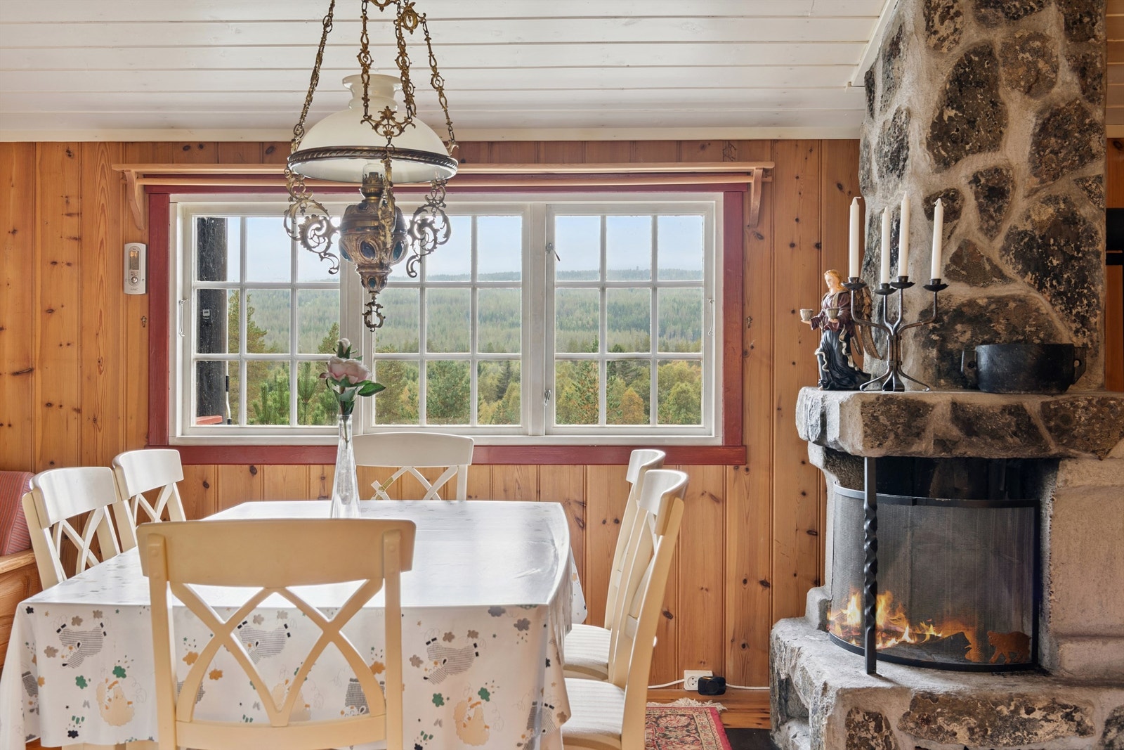 Stort vindu ved spiseplassen gir godt dagslys inn, og utsyn over landskapet. Galleribilde