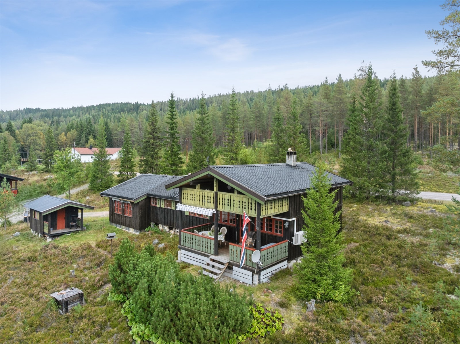 Eiendommen har en usjenert beliggenhet i Stenfloåsen, med romslige, overbygde terrasser og et frittstående anneks. Galleribilde