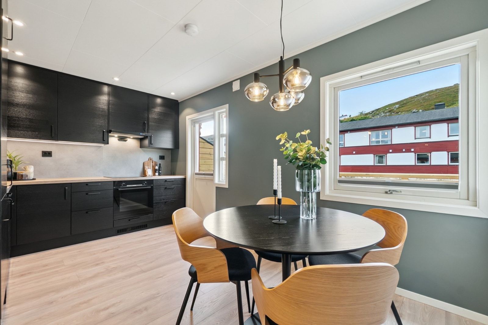 Her får du fint plass til et spisebord, og du har videre adkomst til balkong. Galleribilde