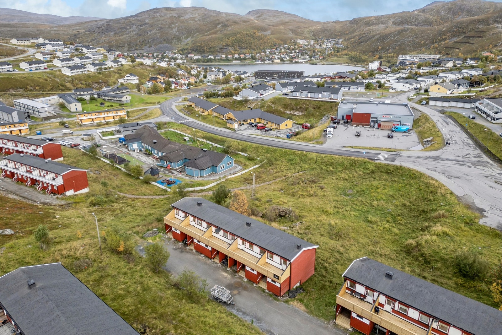 I nærheten har man både barneskole, barnehage, friluftsområder, busstopp og dagligvarebutikk. Øvrig i bydelen er Hammerfest stadion med fotball- og friidrettsbane. Galleribilde