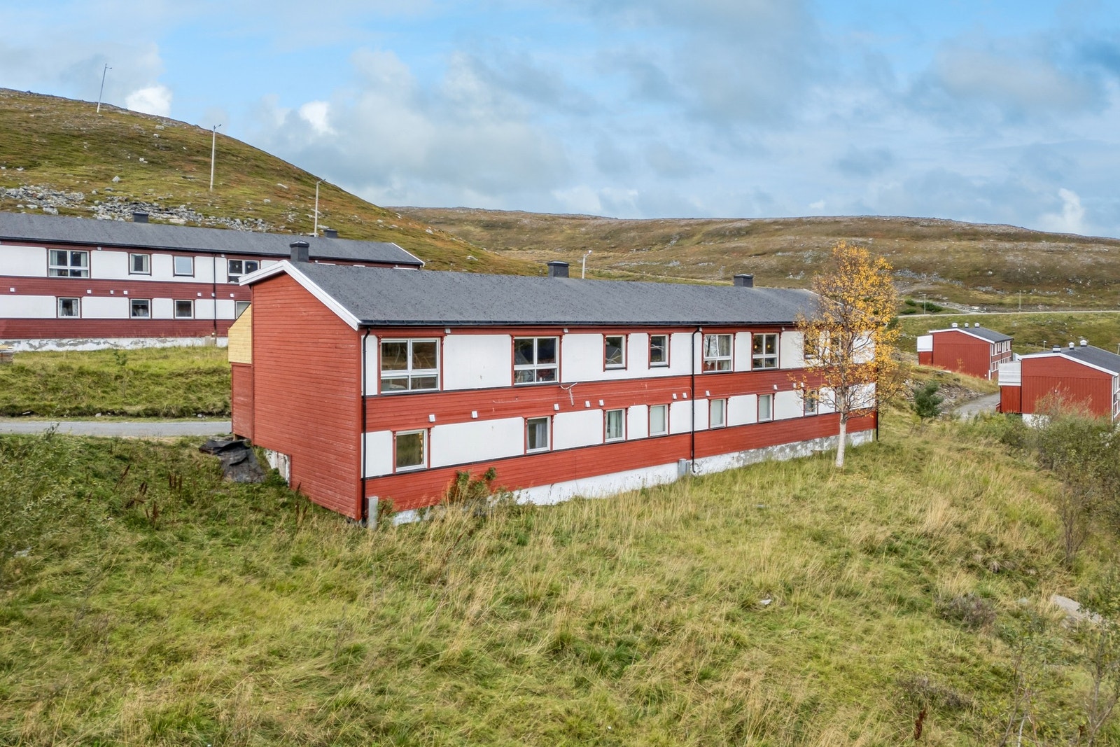 Boligen ligger i bydelen Baksalen i Hammerfest kommune, ca. 2 km fra bysentrum. Baksalen er et område etablert med rekkehus og eneboliger. Galleribilde