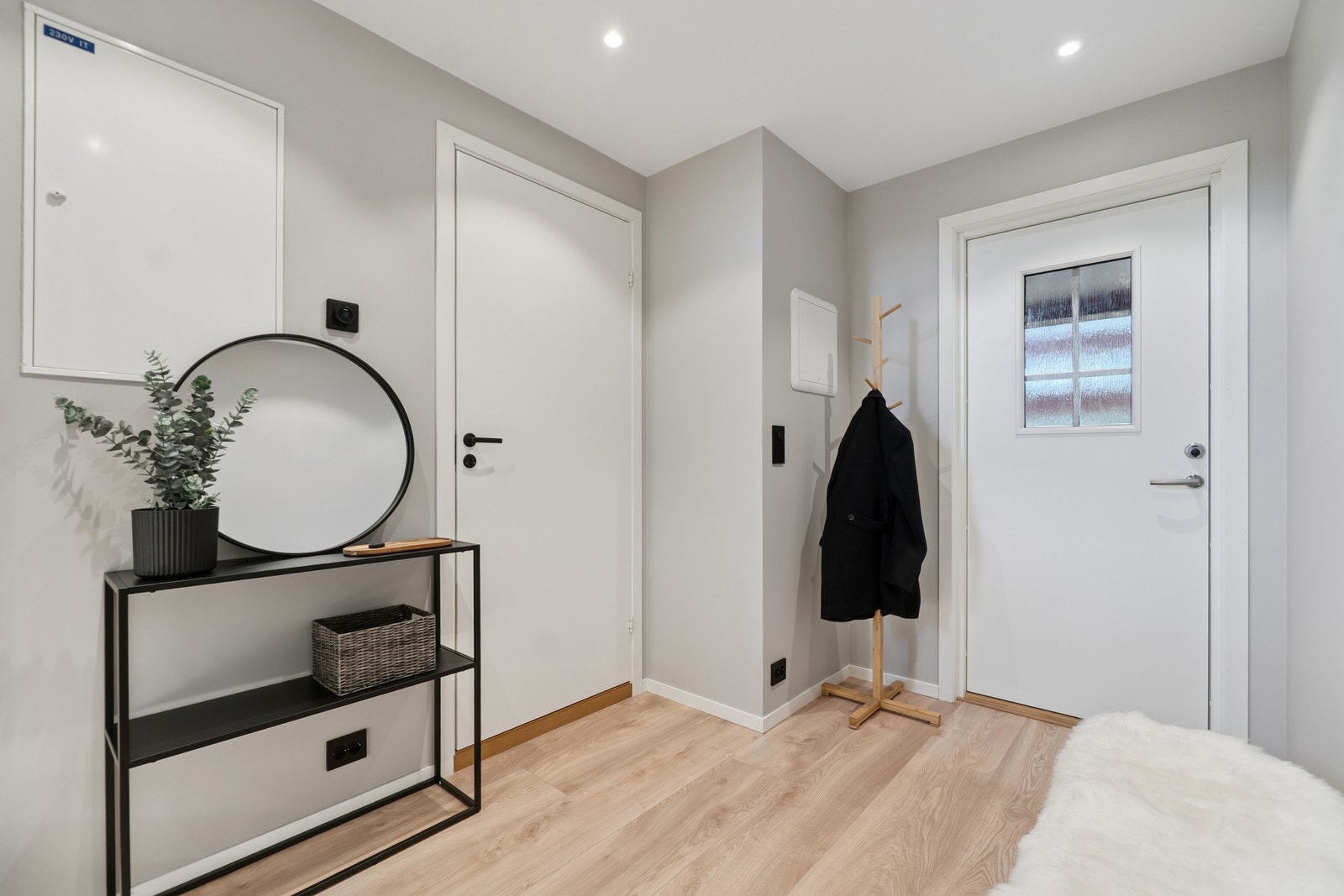 Inn entréen finner du en gang med god plass til å innrede med forskjellige garderobeløsninger. Galleribilde