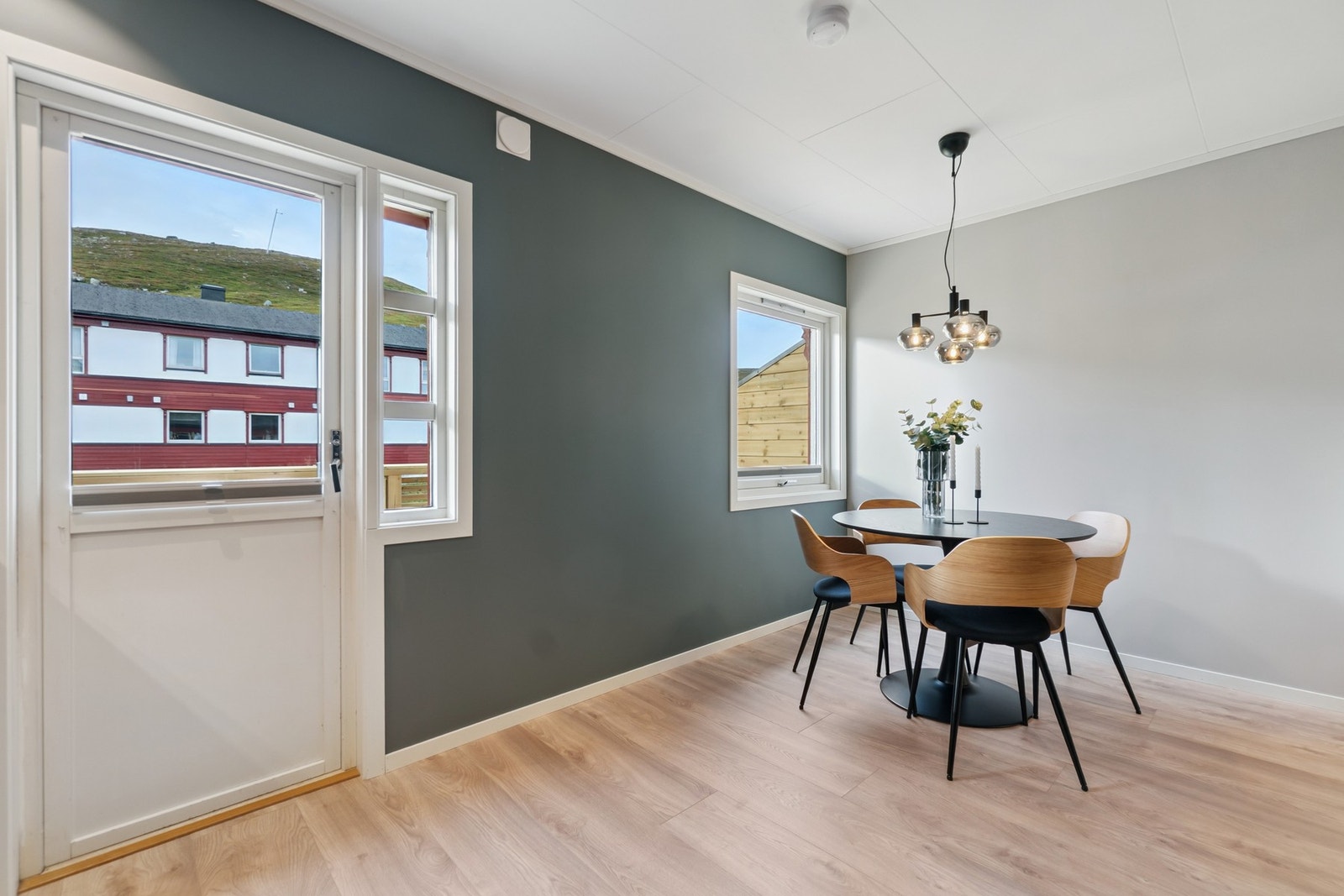 Kjøkken fremstår luftig og er på et eget halvplan, slik at matlagingen kan foregå uforstyrret. Galleribilde