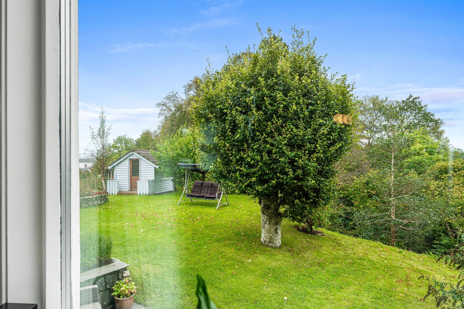 Det medfølger også en lekehytte i hagen. Galleribilde