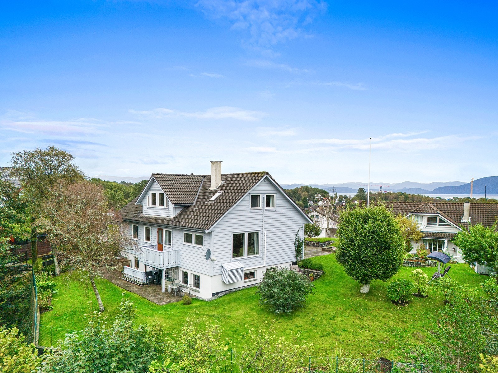 Ideelt sted for både barnefamilier og alle som ønsker en trygg og rolig hverdag. Flott utsikt fra eiendommen samt gode lys og solforhold. Galleribilde