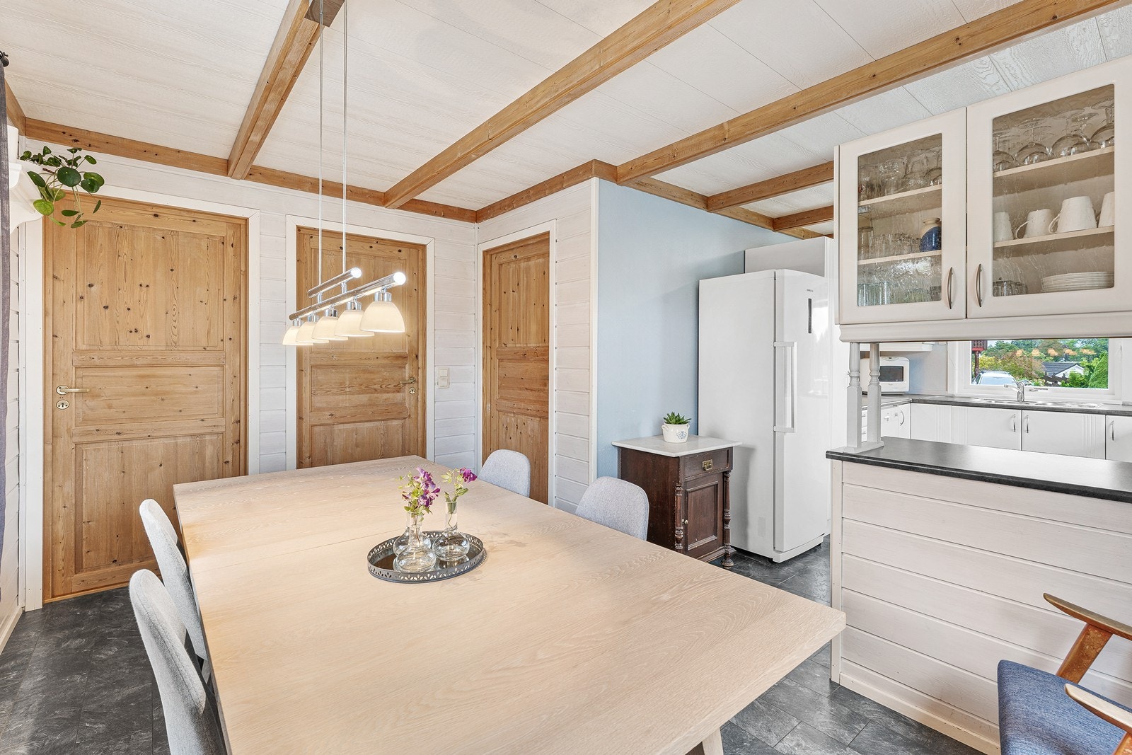 Den åpne løsningen gir god plass til et stort spisebord hvor både hverdagsmiddager og festlige lag kan nytes. Galleribilde