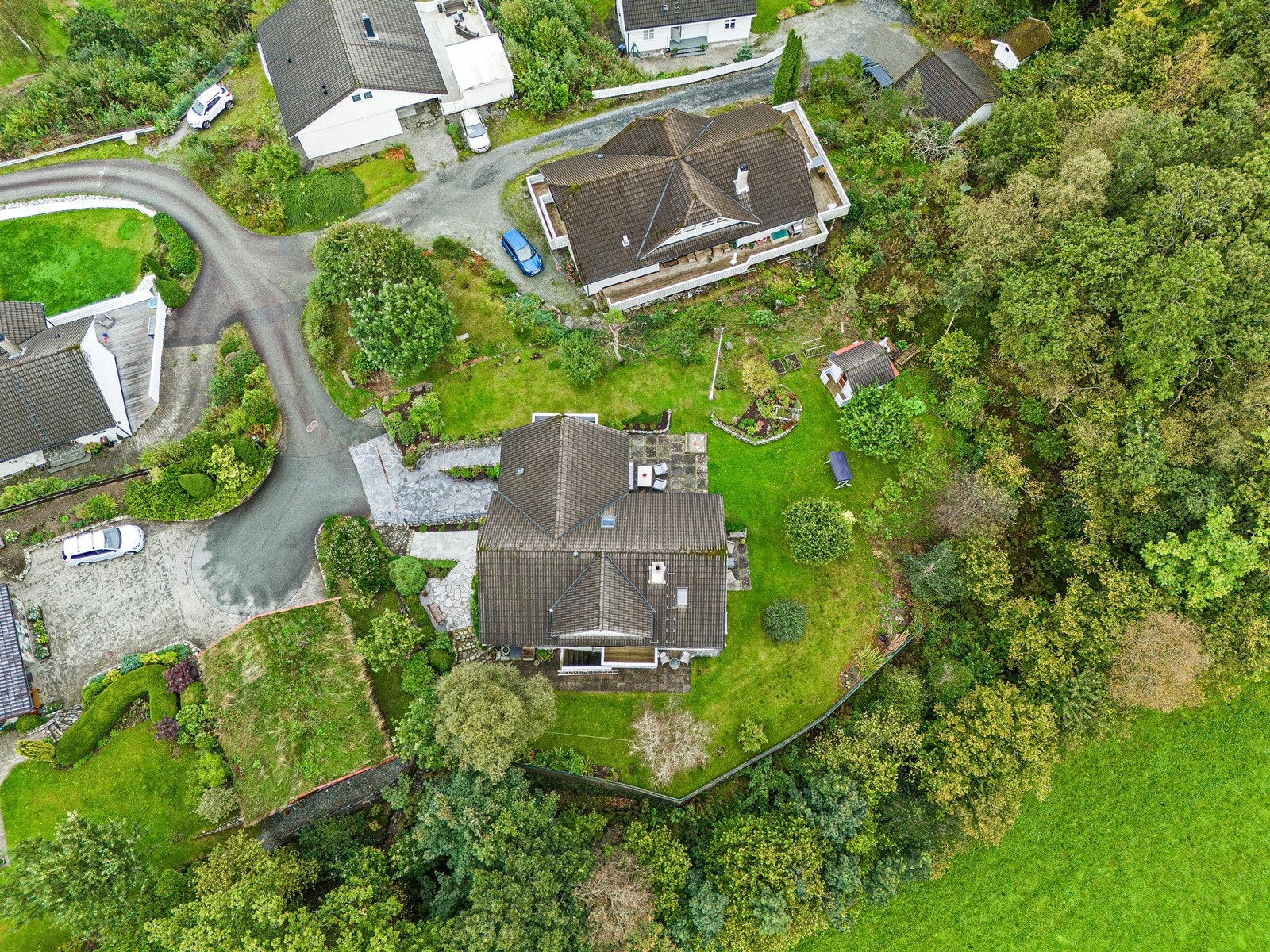 Stor og flott tomt som er opparbeidet med bebyggelse og grøntområder. Galleribilde