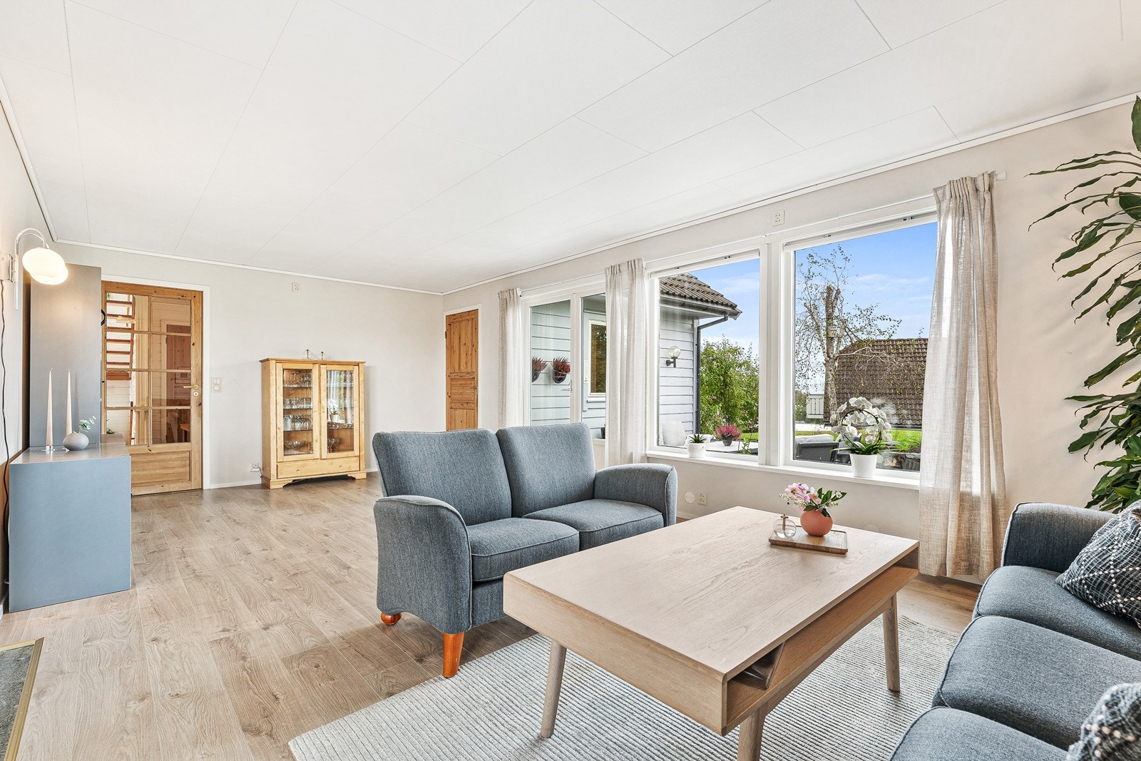 Boligen har en stor og innbydende stue som gir mange muligheter for møblering. Galleribilde