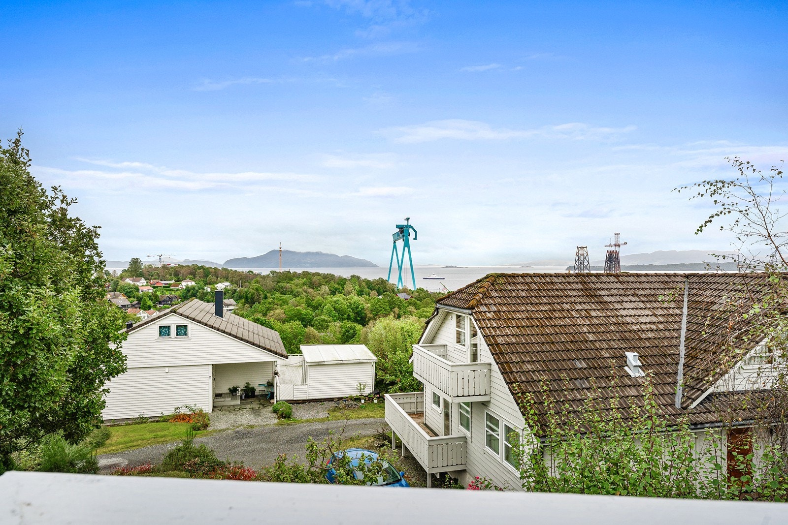 Fra boligen er det flott sjøutsikt. Galleribilde