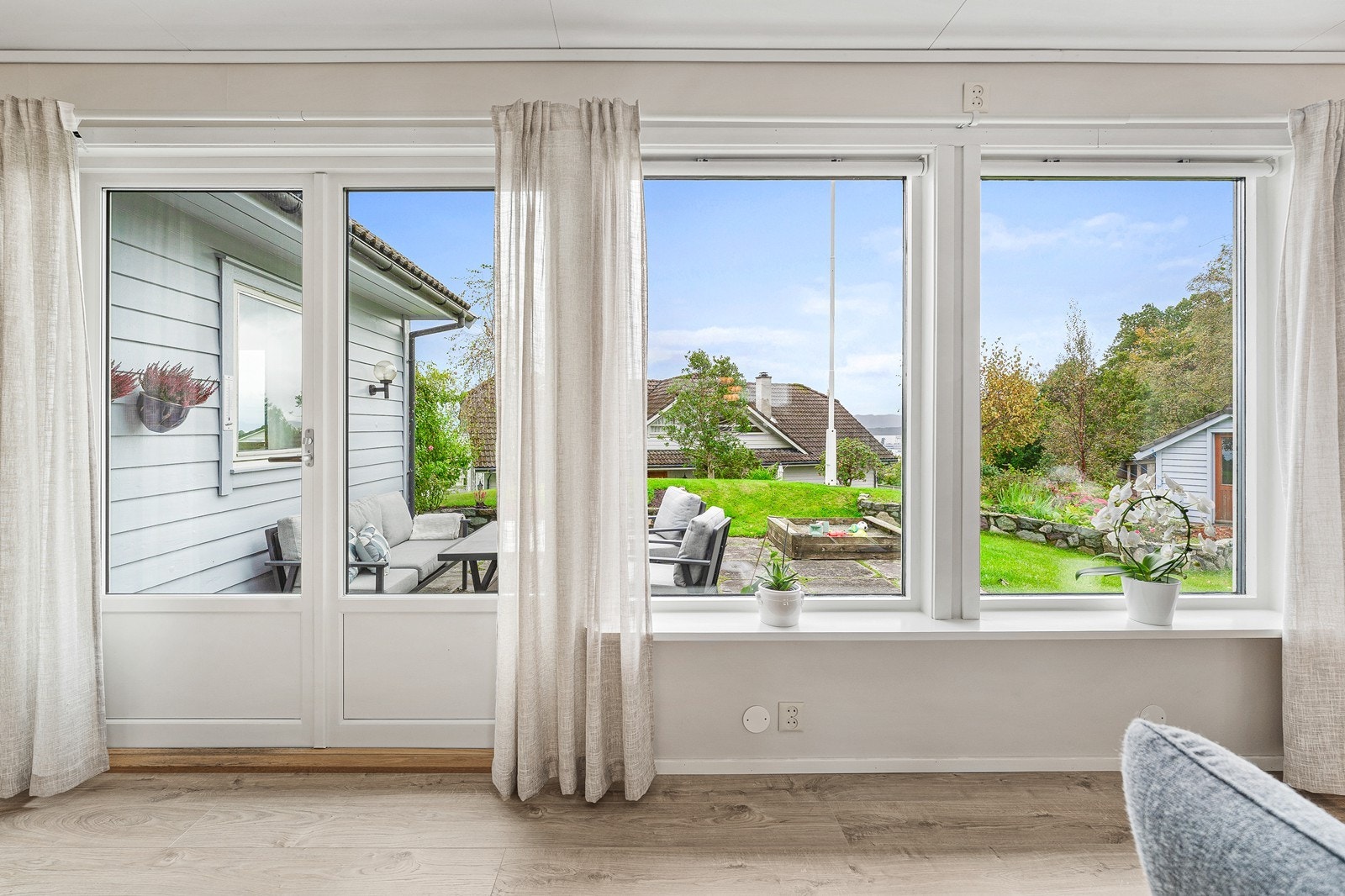 Fra stuen er det direkte utgang til en romslig uteplass med gode solforhold. Galleribilde