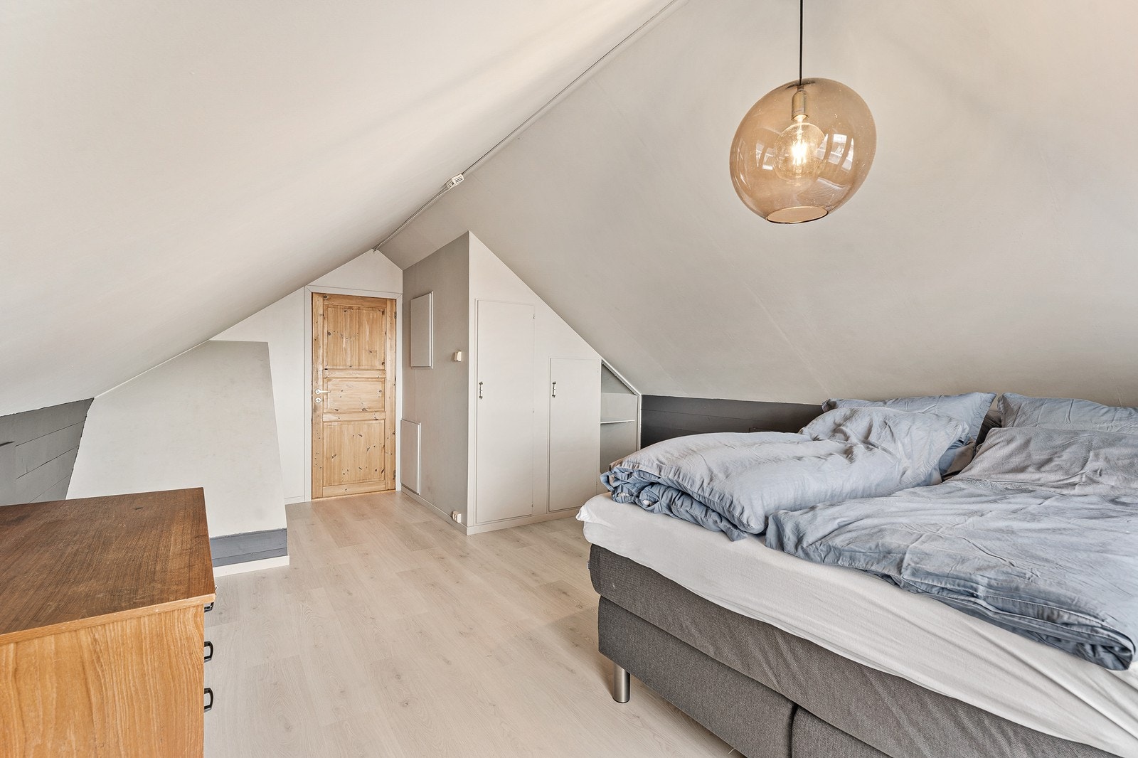 Rommet er av god størrelse med plass til seng og oppbevaring. Galleribilde