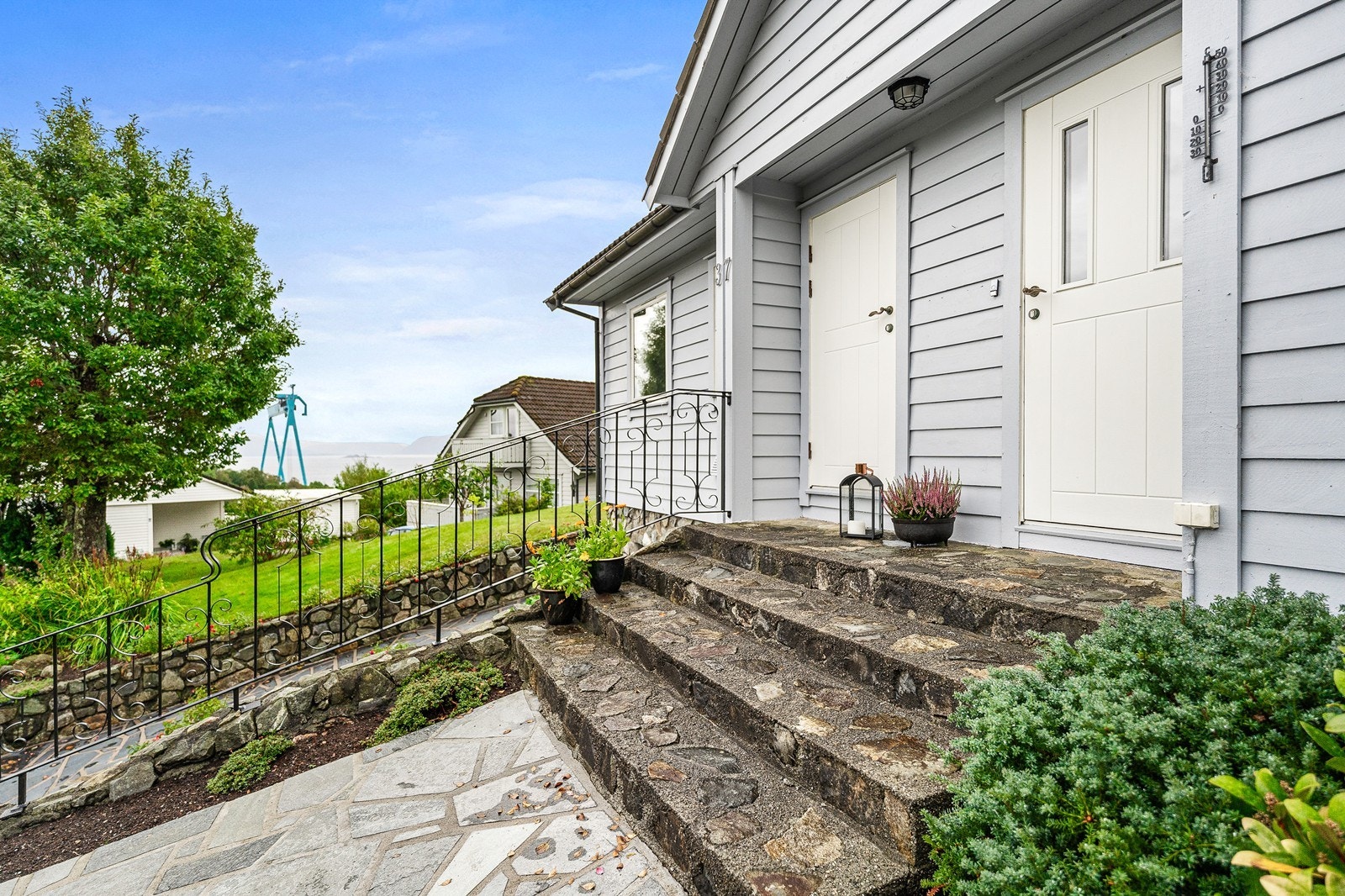 Her får du en bolig med attraktiv beliggenhet, gode solforhold og en trygg atmosfære i et barnevennlig nabolag. Galleribilde