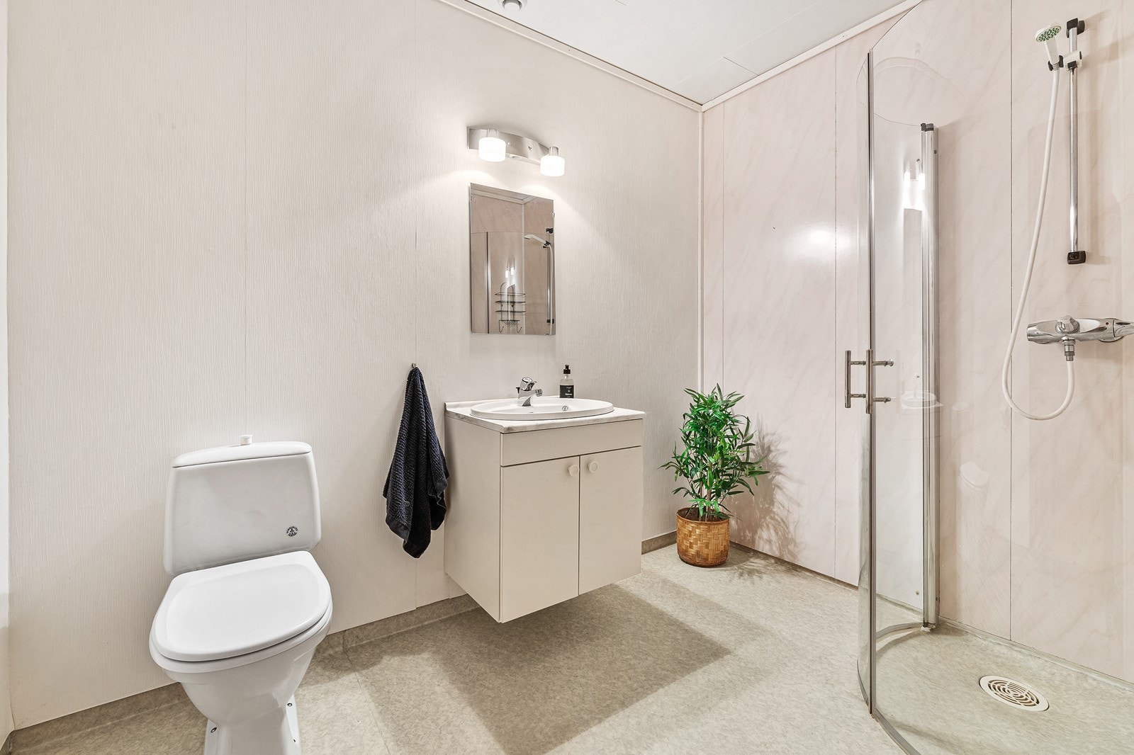 Badet i kjelleren og er romslig og funksjonelt, med gulvbelegg med varmekabler som gir en behagelig temperatur året rundt. Galleribilde