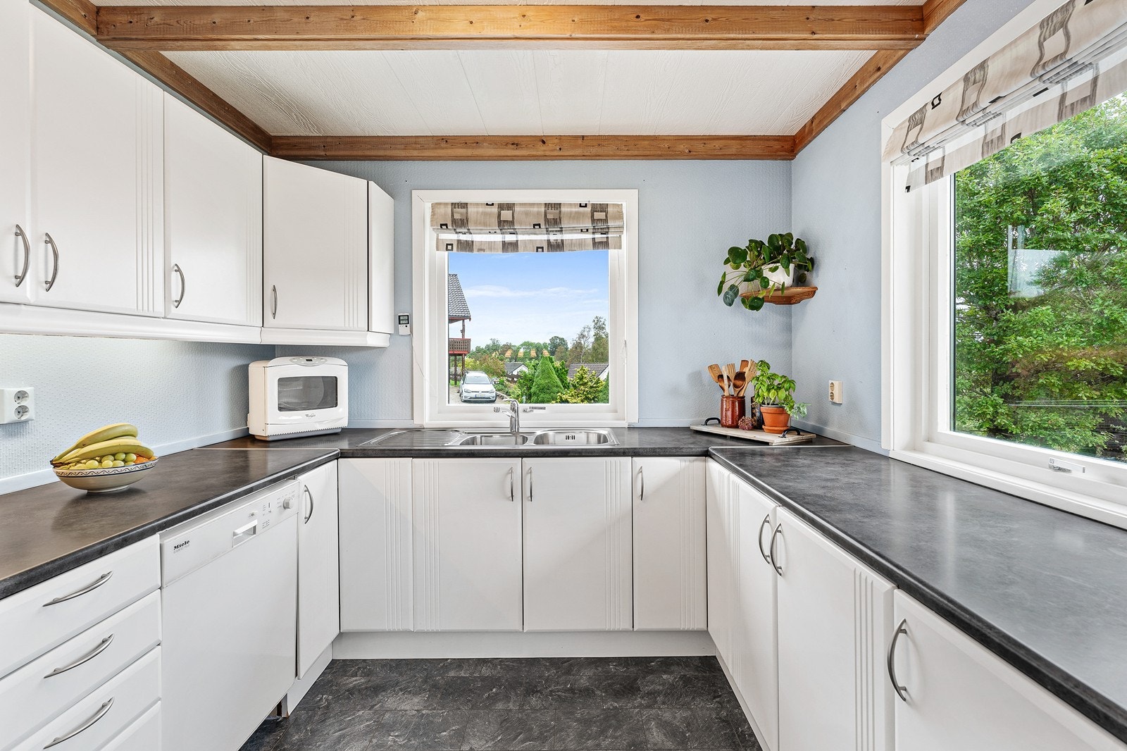 Kjøkkenet er stort og praktisk utformet, med rikelig skap- og benkeplass som gjør matlagingen både effektiv og hyggelig. Galleribilde