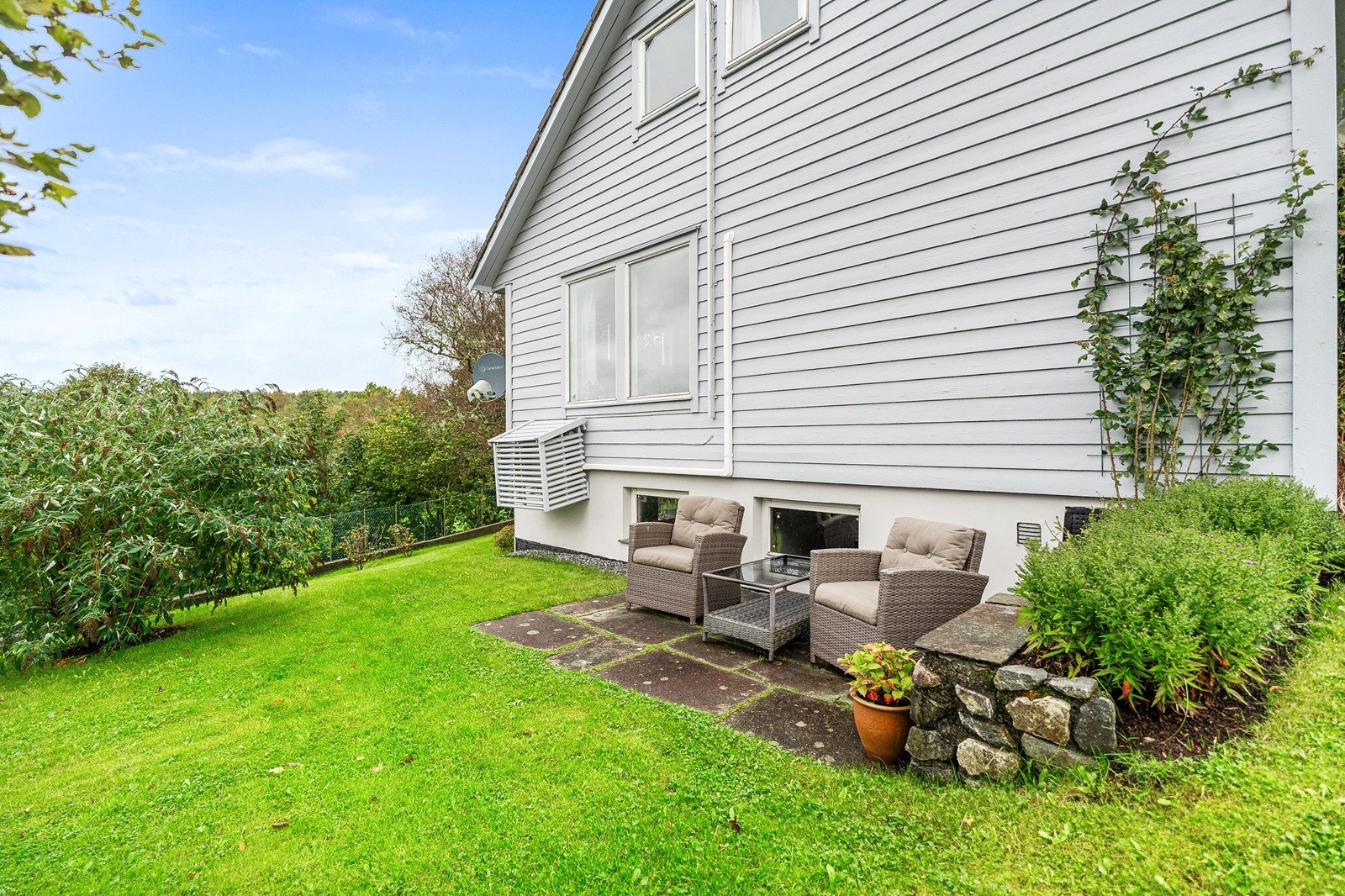 Det er flere sitteplasser rundt huset, så her kan man flytte seg eter solen. Galleribilde