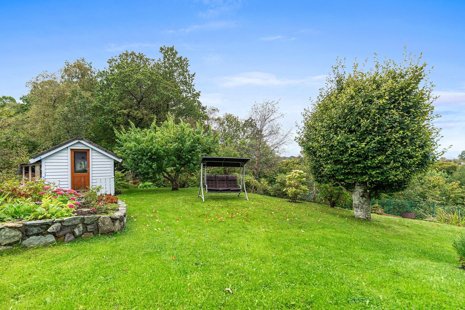 Her kan barna løpe fritt og trygt, mens de voksne kan nyte lange sommerdager. Galleribilde