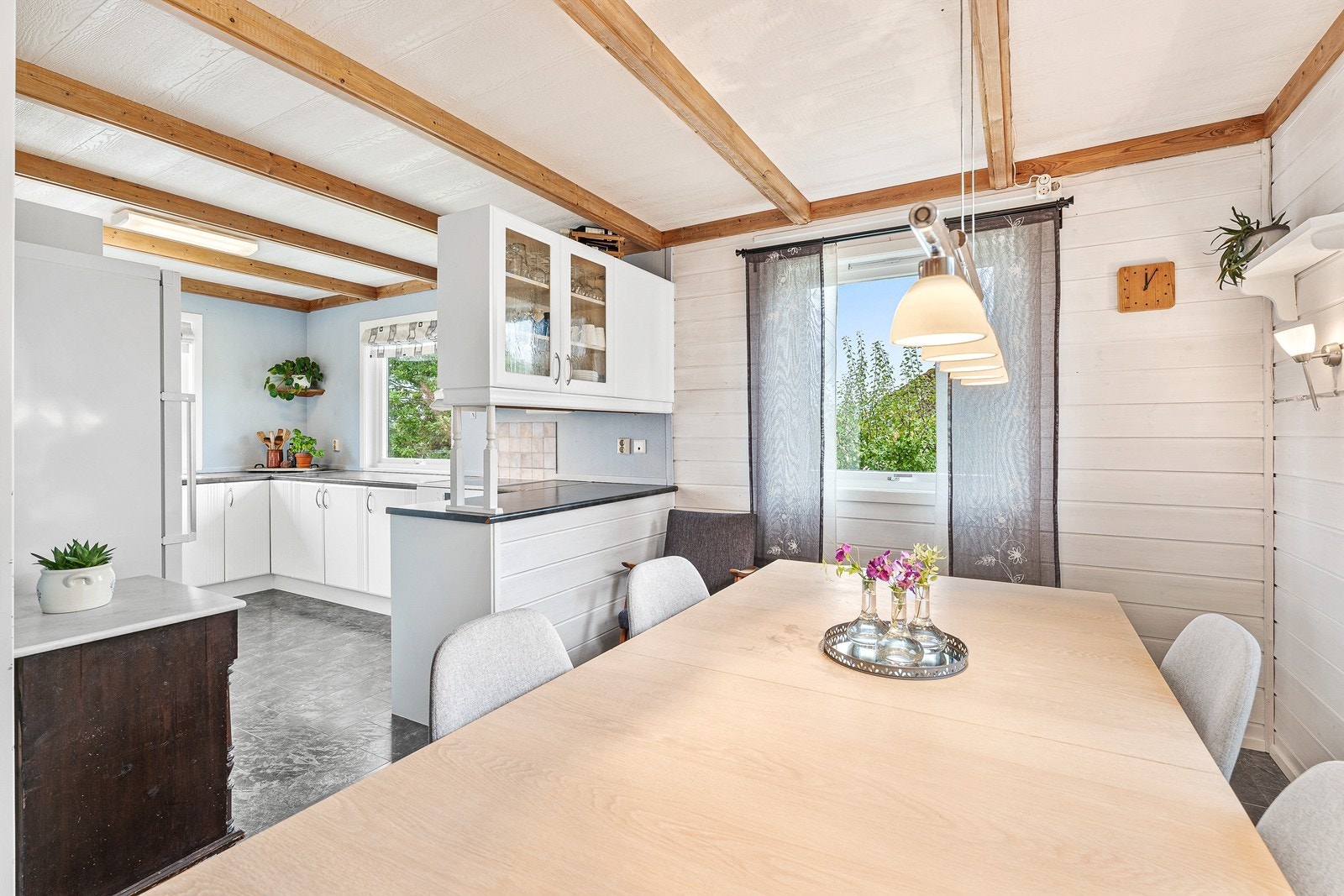 Kjøkkenet fremstår som et naturlig samlingspunkt i boligen - et sted der gode måltider og minner skapes. Galleribilde