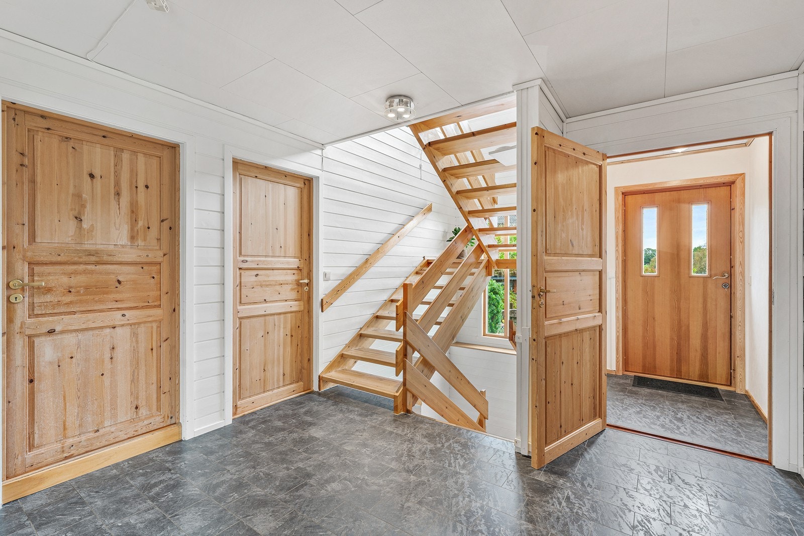 Her er det god plass til å henge fra seg yttertøy og sette fra seg sko, samt muligheter for garderobeløsninger som holder gangen ryddig og funksjonell. Galleribilde