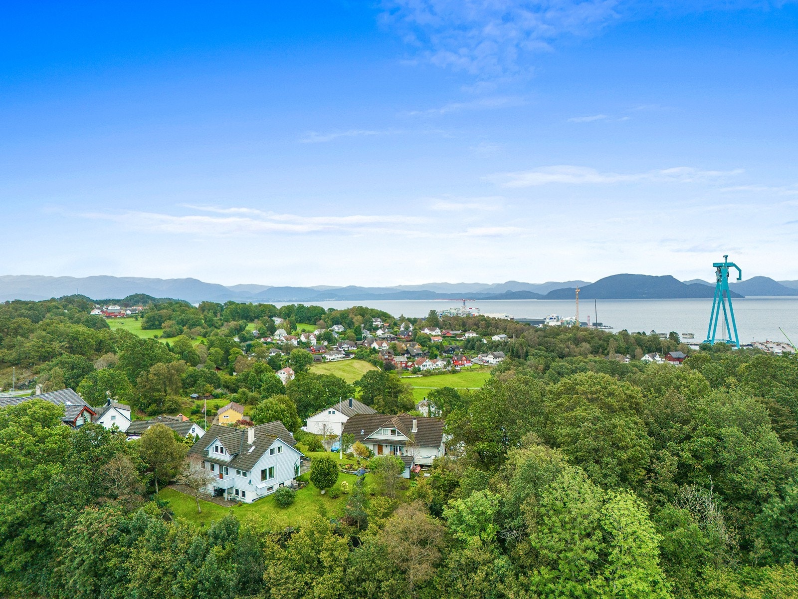 For den som er avhengig av kollektivtransport, ligger nærmeste busstopp kun ca. 3 minutters gange unna. Galleribilde