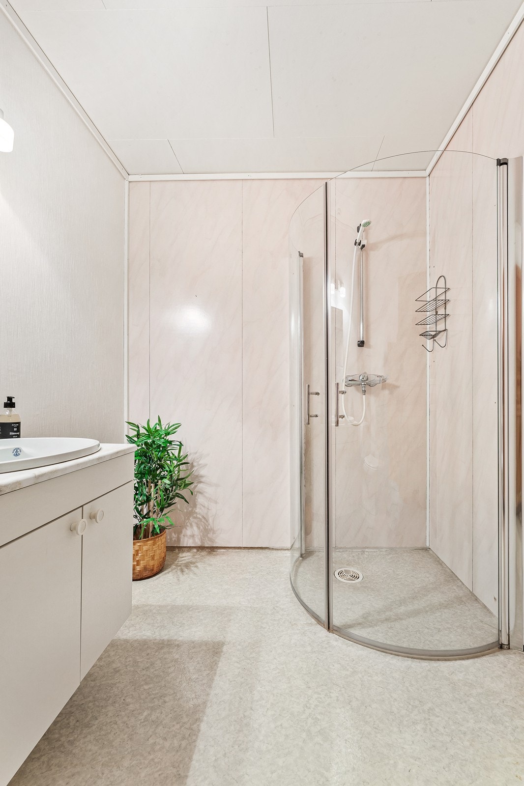 Badet er innredet med toalett, baderomsinnredning med vask og skapplass til oppbevaring av håndklær og toalettsaker. Galleribilde