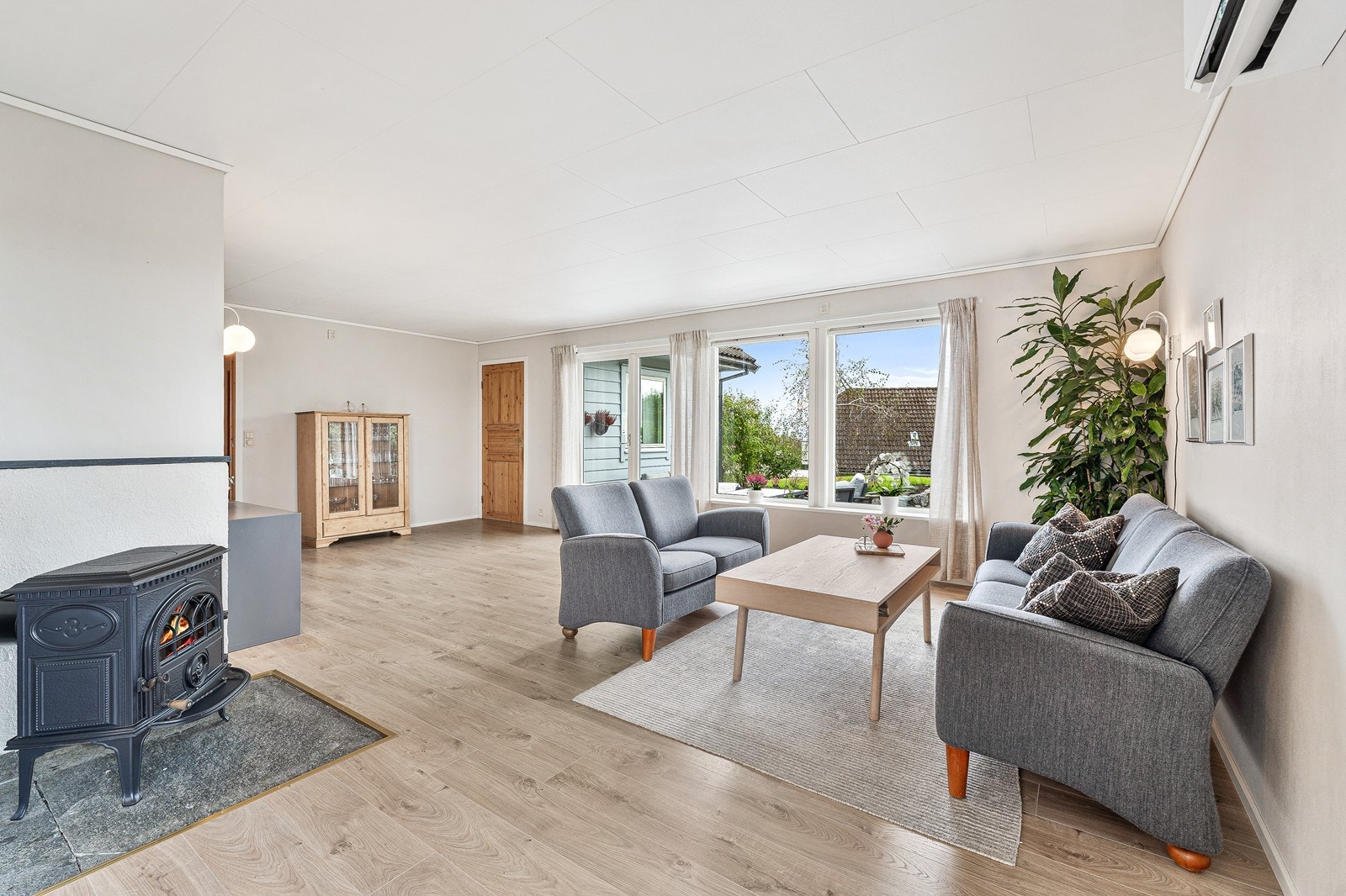 De store vindusflatene gir rikelig med naturlig lys og bidrar til en lys og luftig atmosfære. Galleribilde