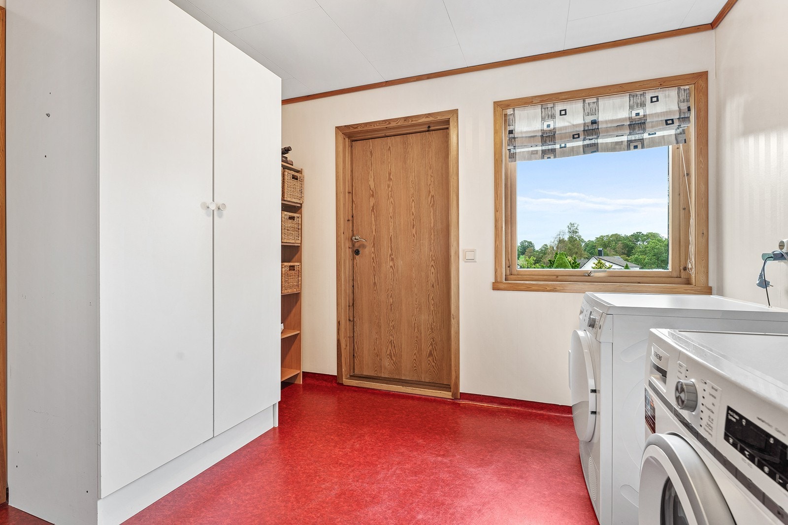 En stor fordel er den separate ytterdøren, som gjør dette til et perfekt inngangsparti for barn som kommer hjem etter lek ute. Galleribilde