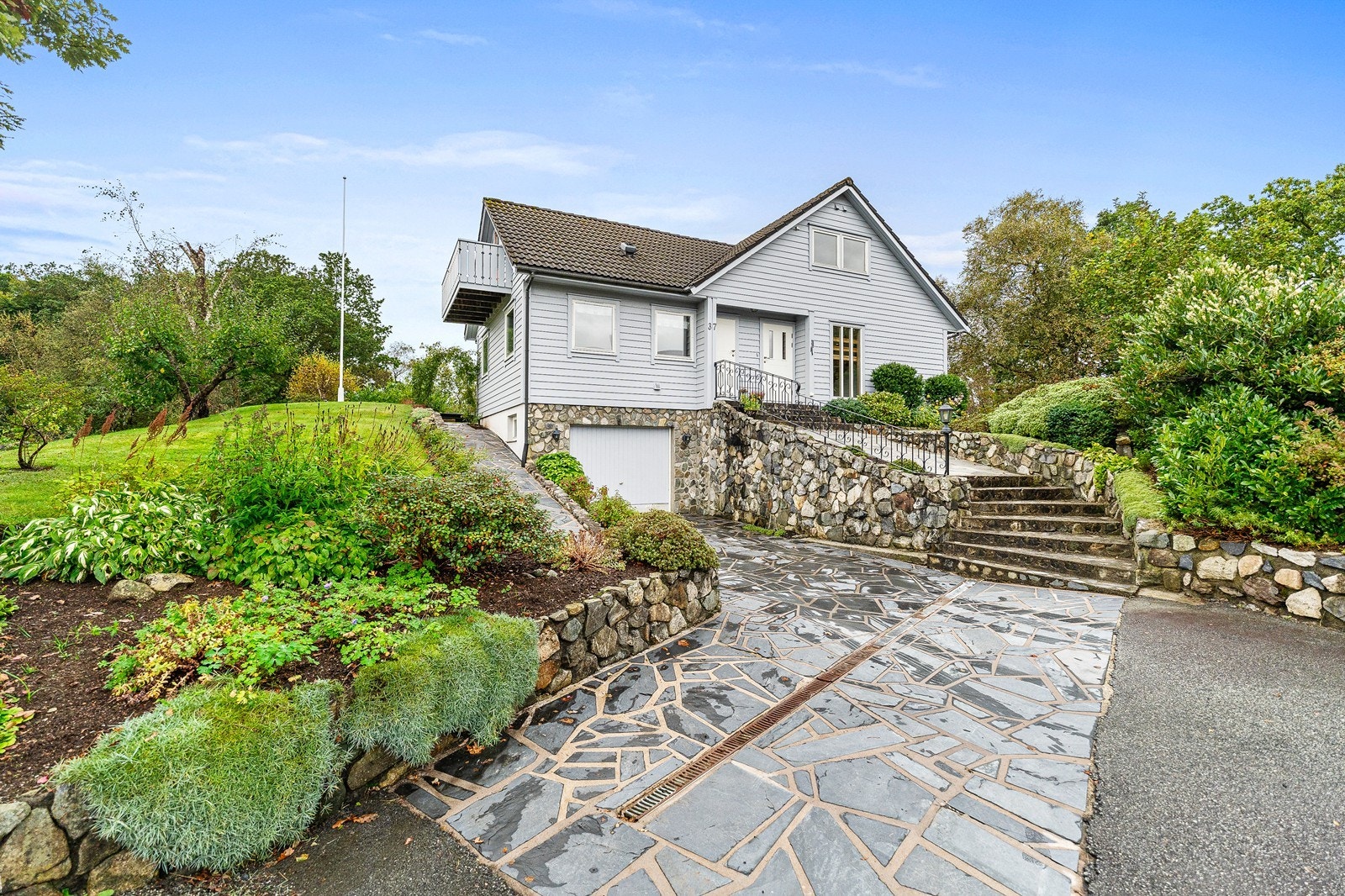 Her kan man kjøre rett inn i garasjen. Galleribilde