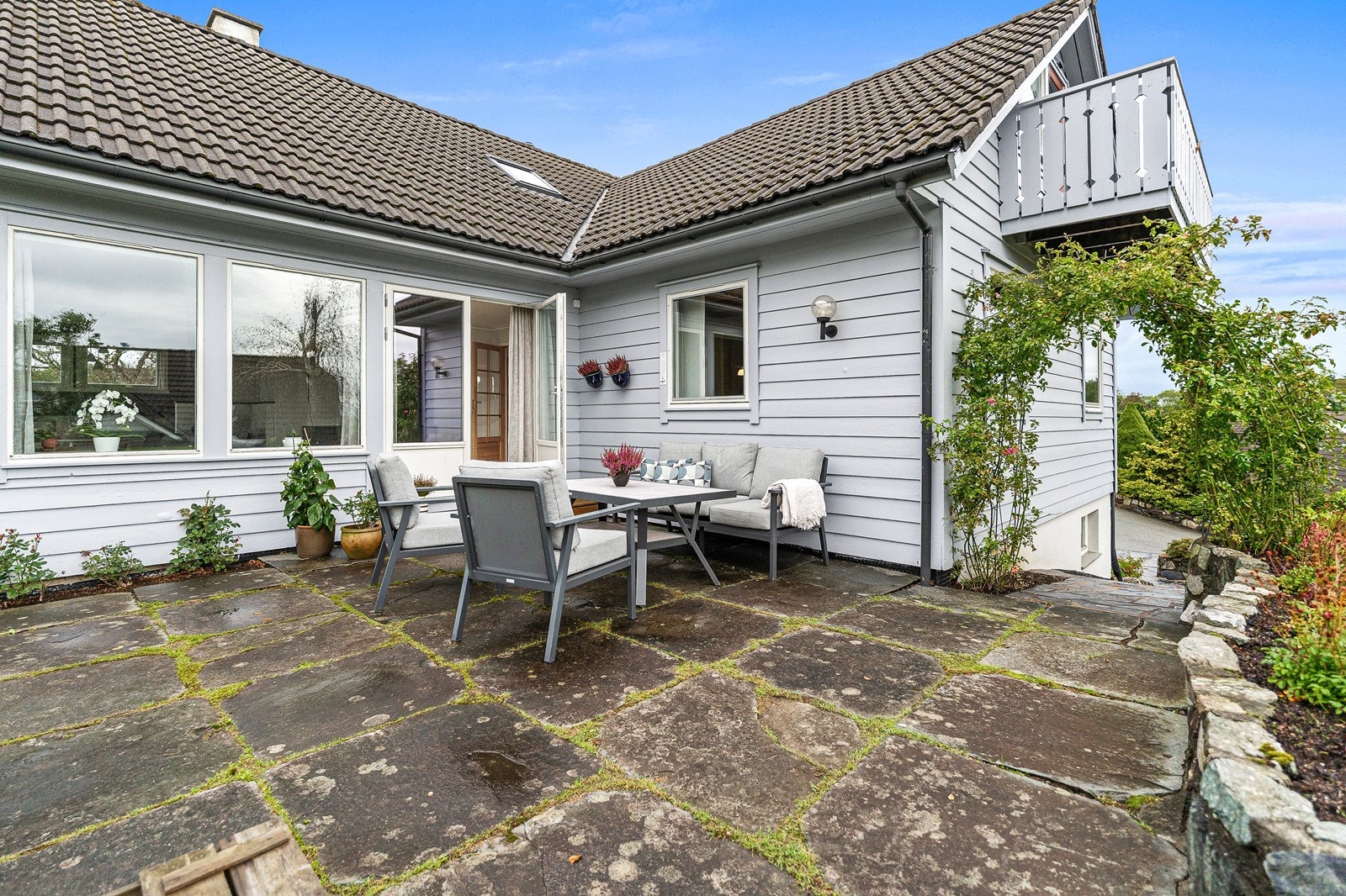 Her ligger alt til rette for å samle familie og venner til grilling, selskap eller rett og slett rolige sommerdager under åpen himmel. Galleribilde