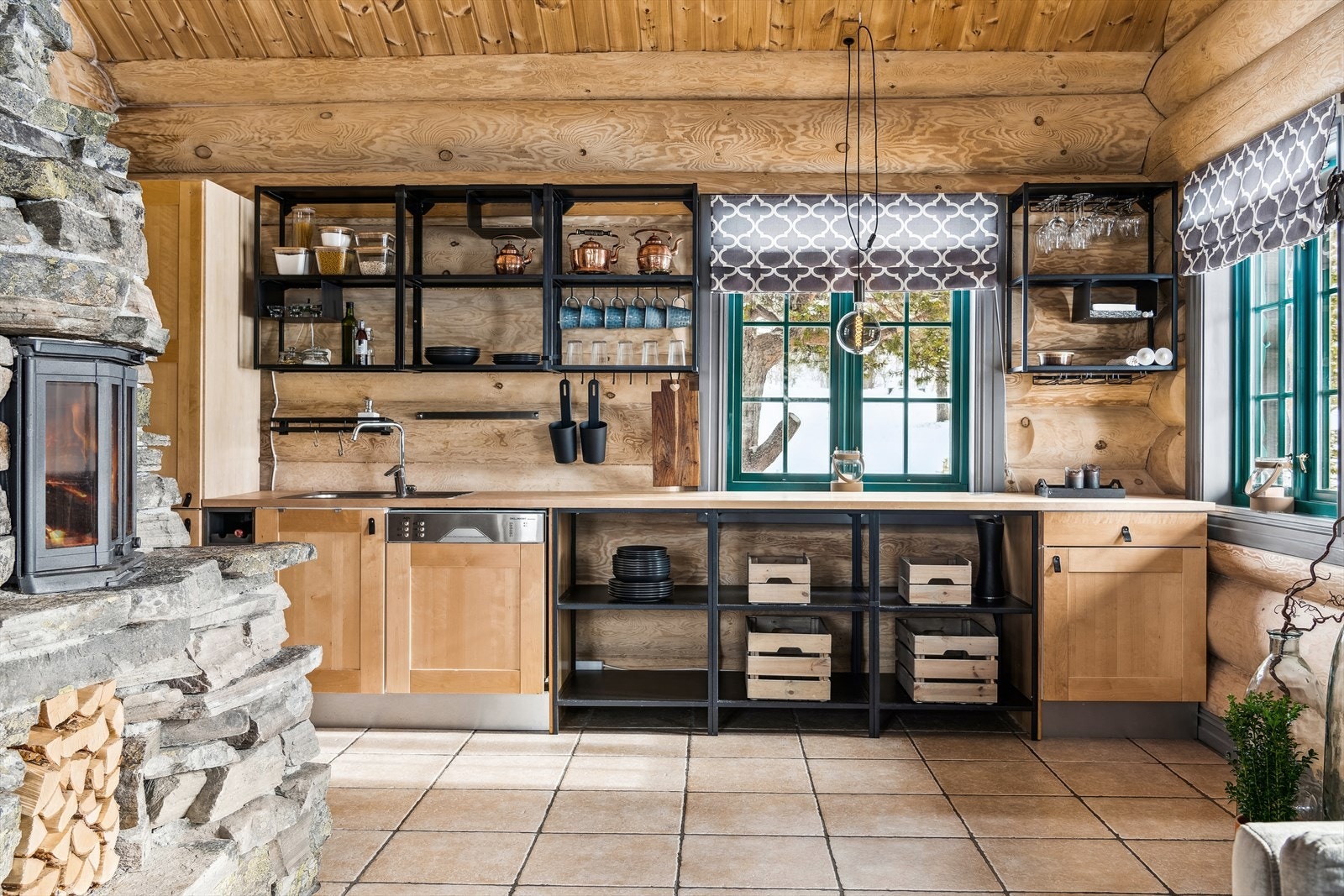 Kjøkkeninnredning og benkeplate i heltre i bjørk. Galleribilde