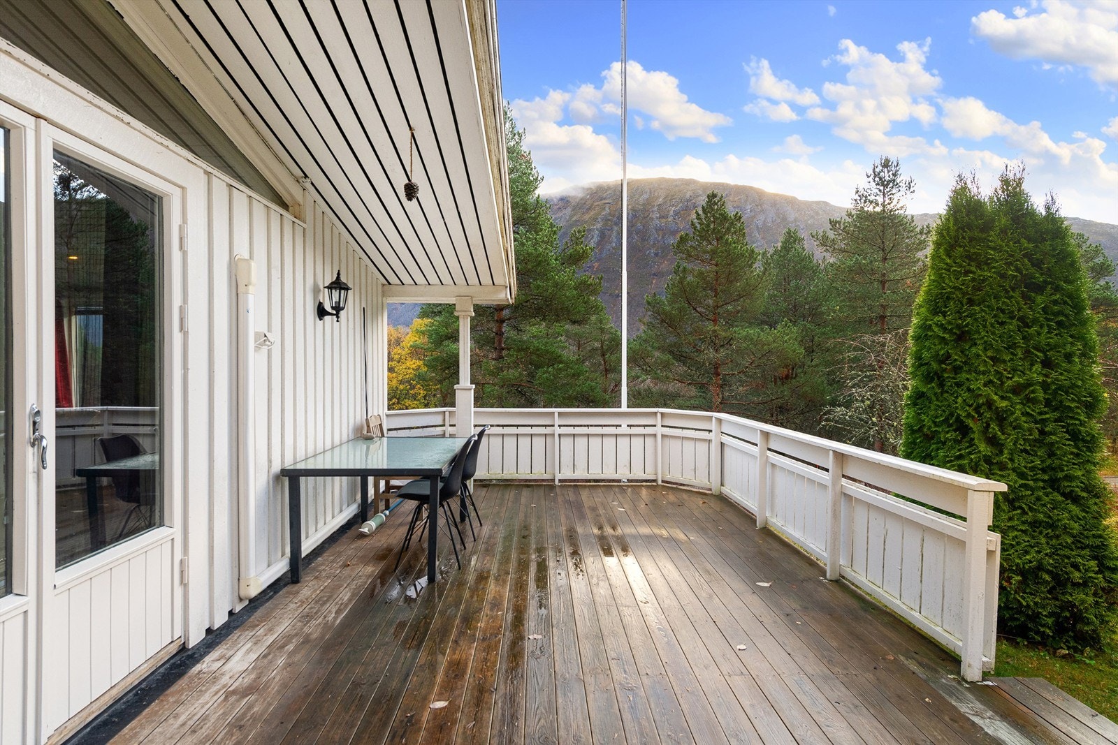 Sydvendt veranda med utgang fra stue i 1. etasje Galleribilde