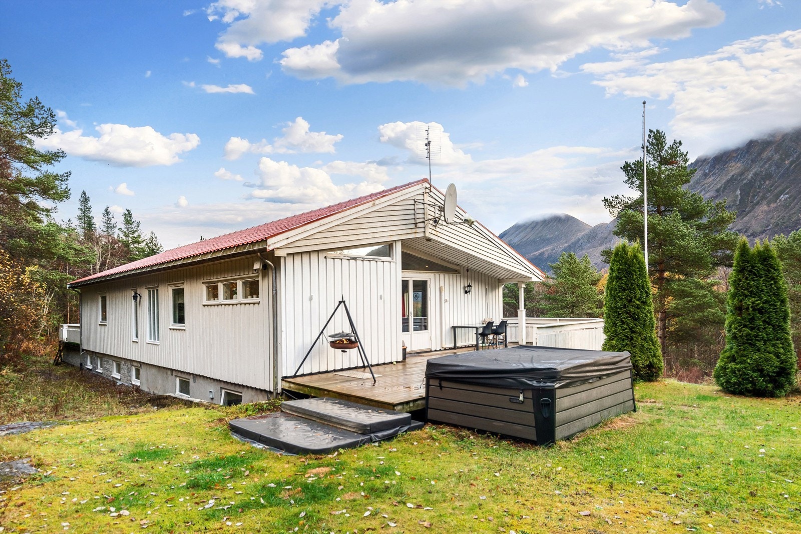 Enebolig oppført i 1975. Det er en frittstående dobbelgarasje, samt er det integrert enkelgarasje i boligens underetasje. Galleribilde