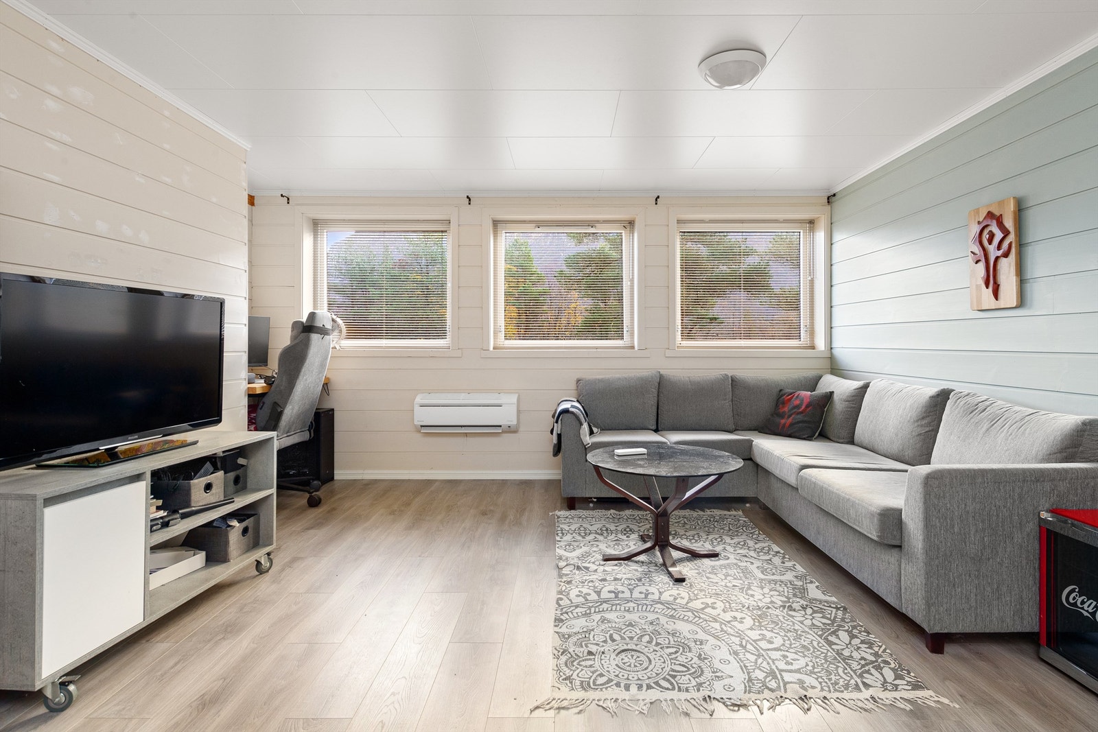 Sokkelleiligheten var opprinnelig et stort hobbyrom, og det foreligger ikke godkjenning for bruksendring/godkjennelse av rommene. De er ikke godkjent for varig opphold. Galleribilde