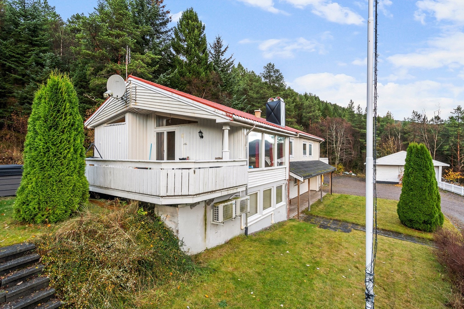 Boligen er beliggende like ved Langvatnet i Hustadvika kommune Galleribilde