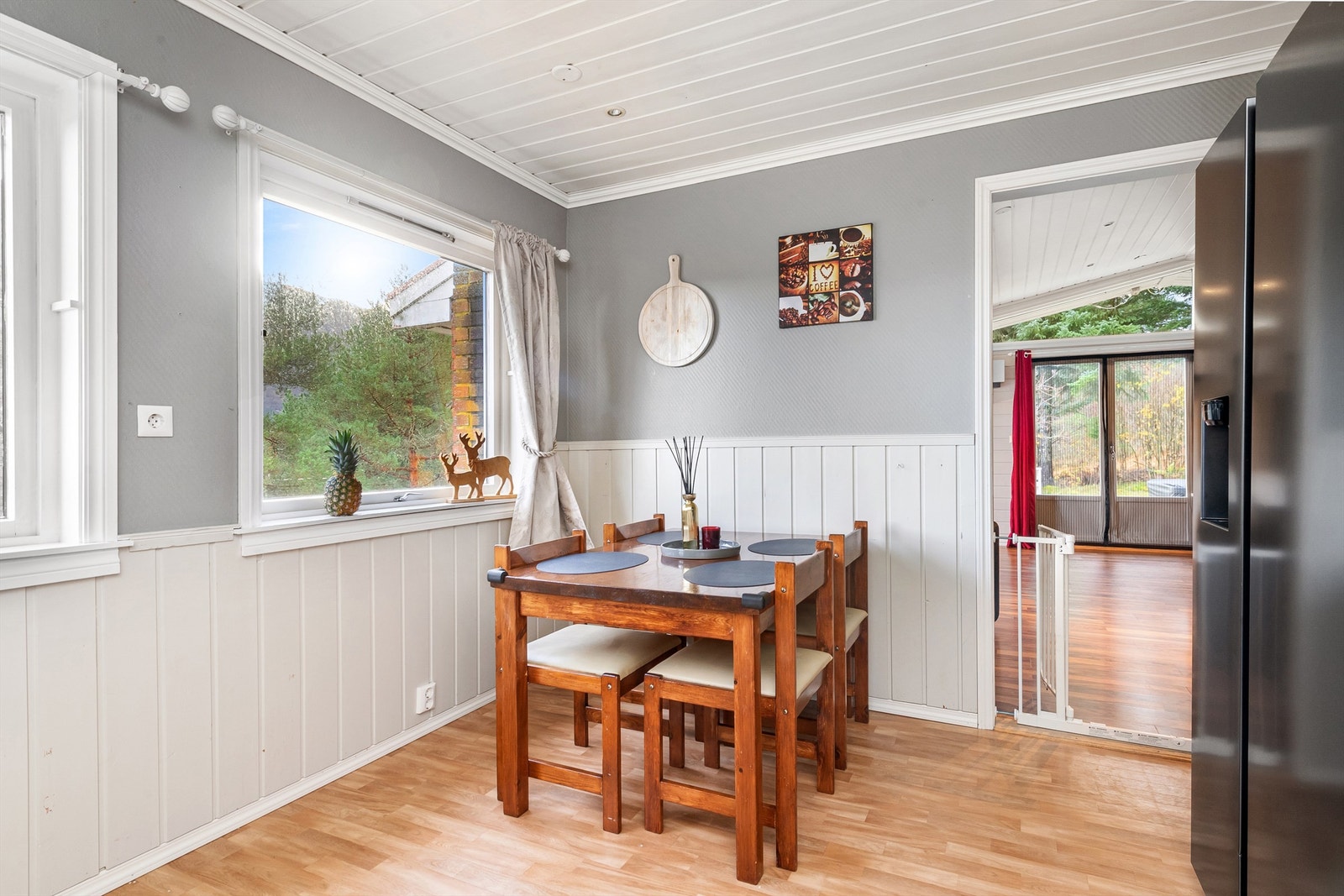 Rom for spisebord på kjøkkenet Galleribilde