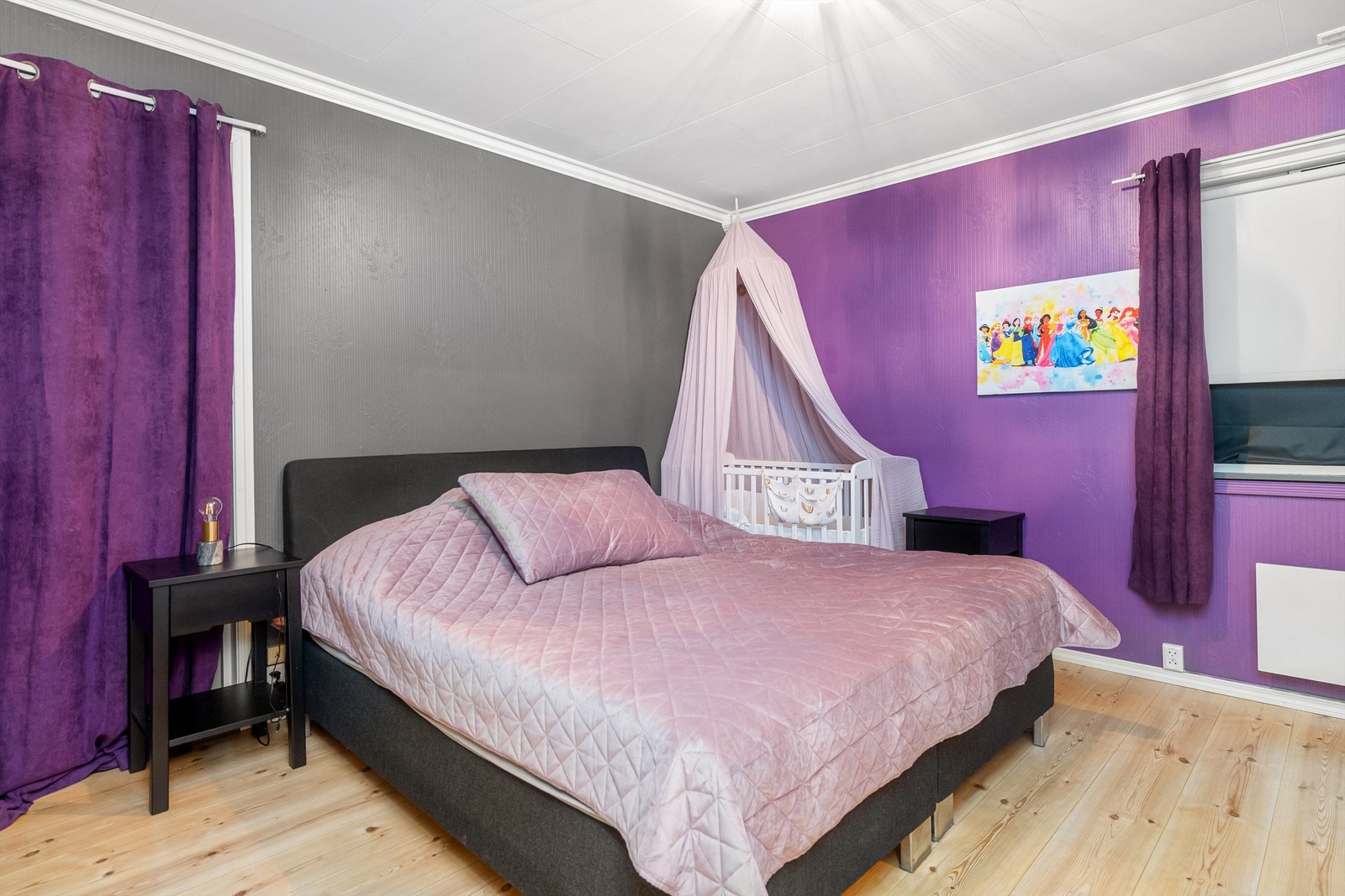 Det er fire soverom i hoveddelen samt ett soverom i sokkelleiligheten Galleribilde