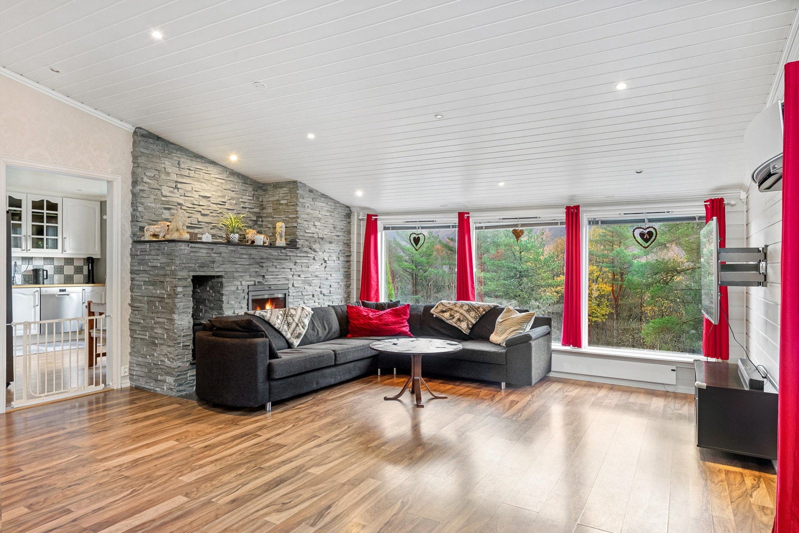 Store vindusflater gir godt lysinnslipp Galleribilde