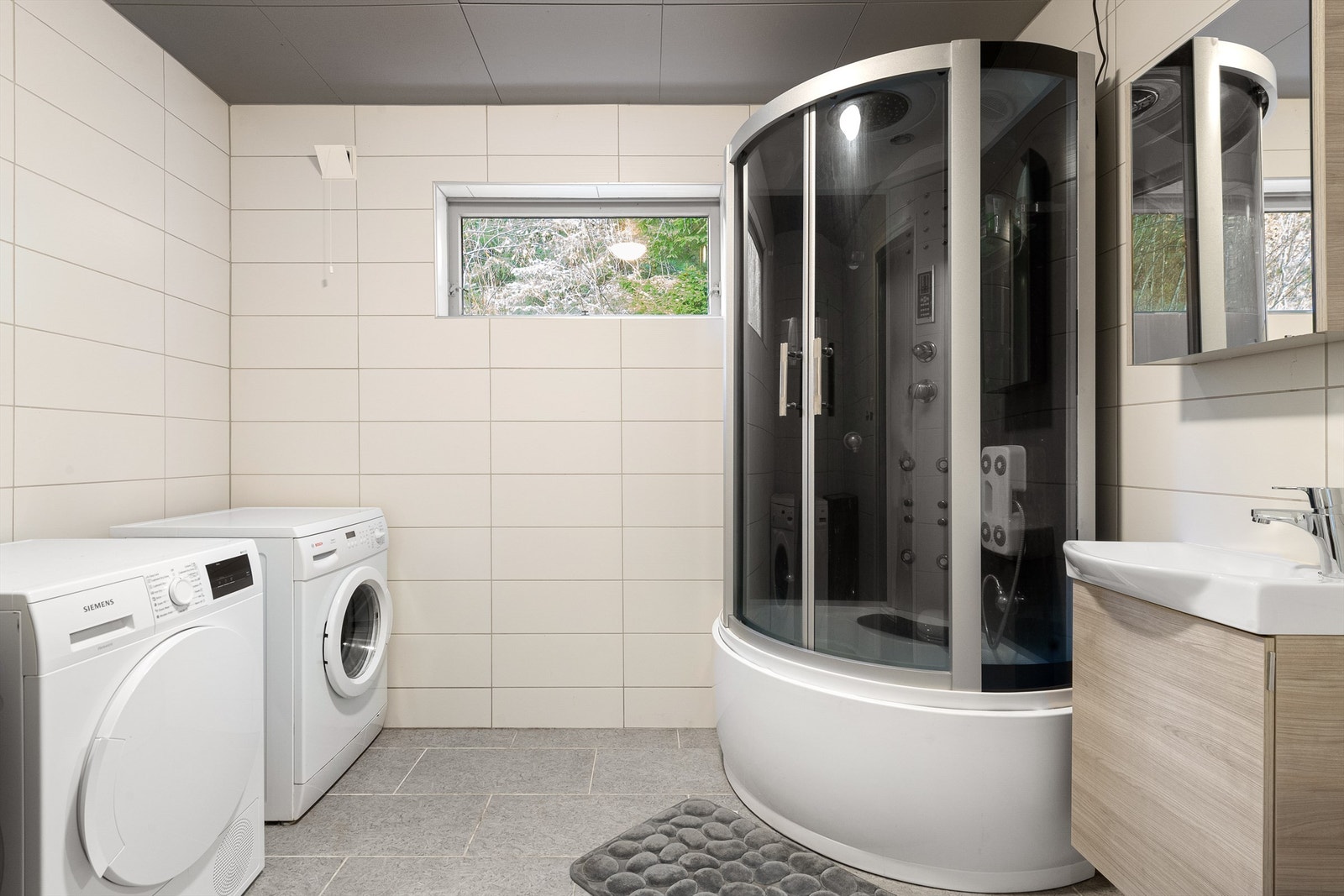 Flislagt bad/vaskerom i underetasje Galleribilde