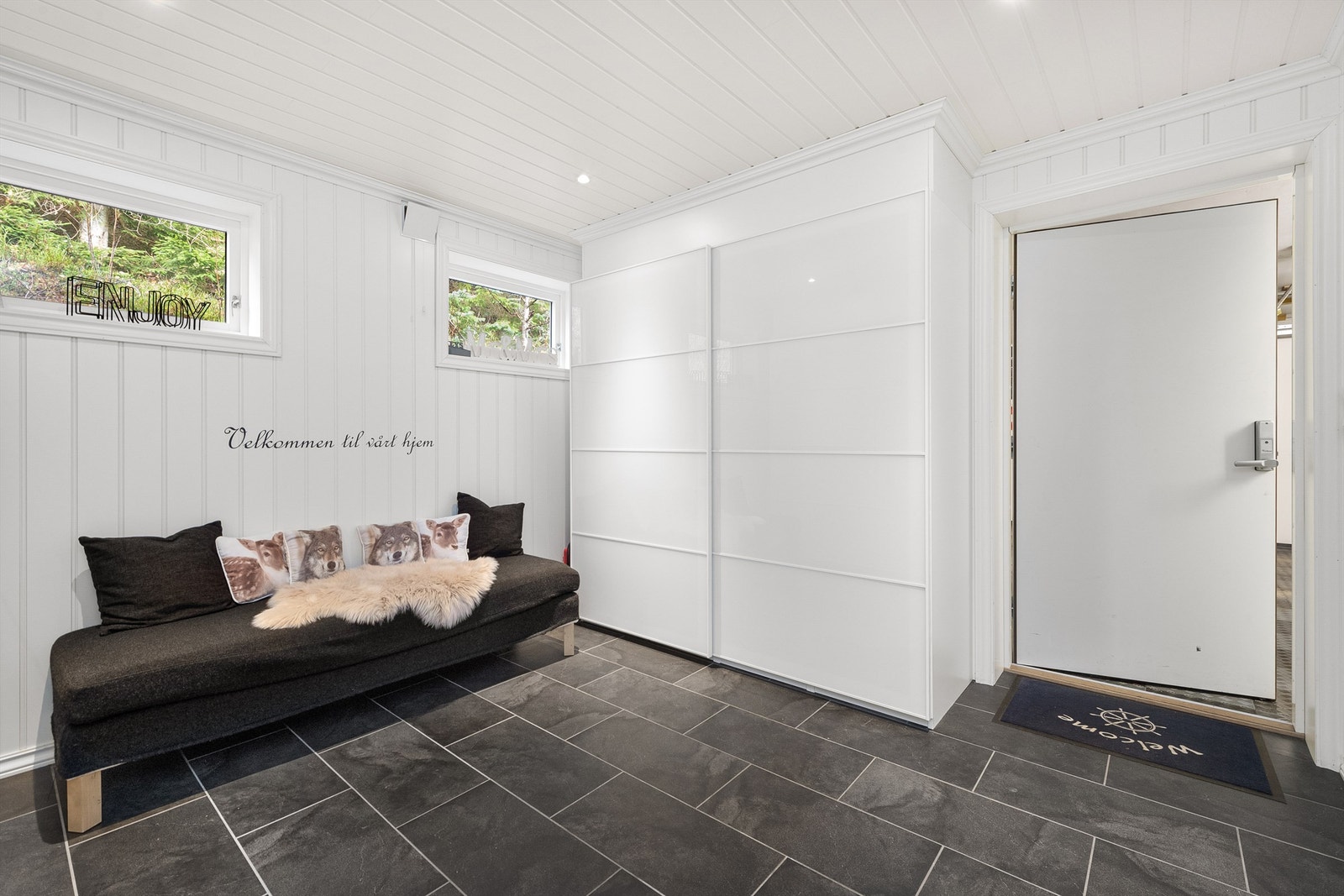 Det er adkomst fra garasje og direkte inn i boligens gang/hall Galleribilde