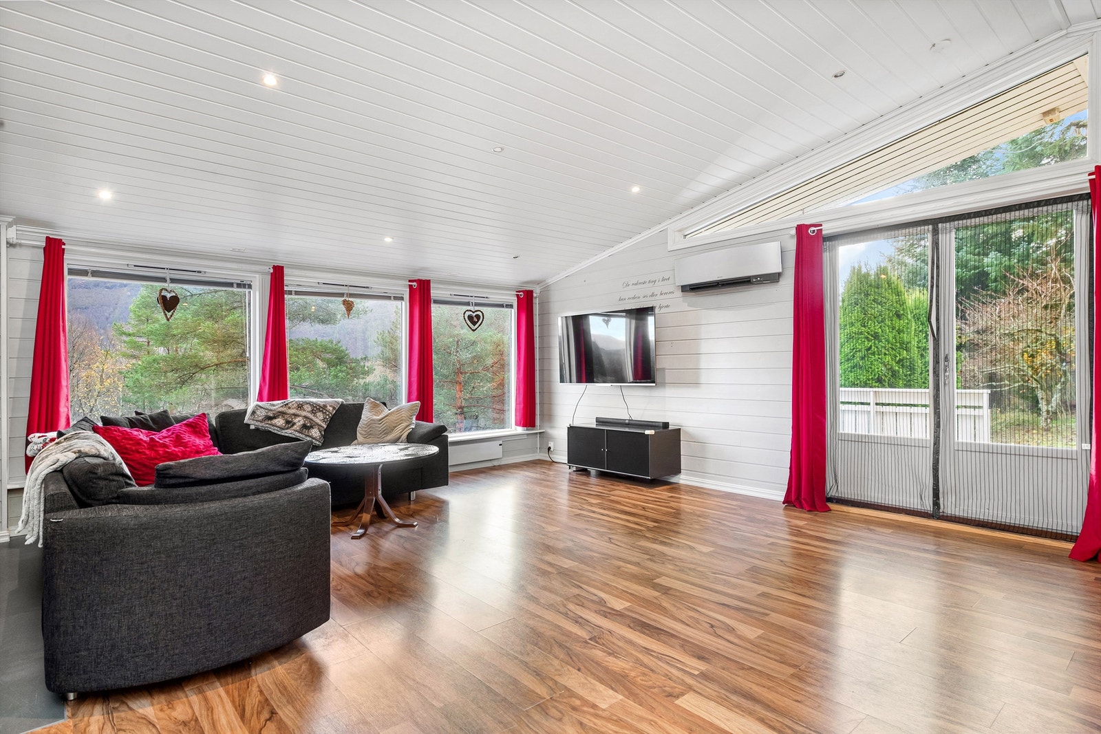 Romslig stue med høy himling Galleribilde