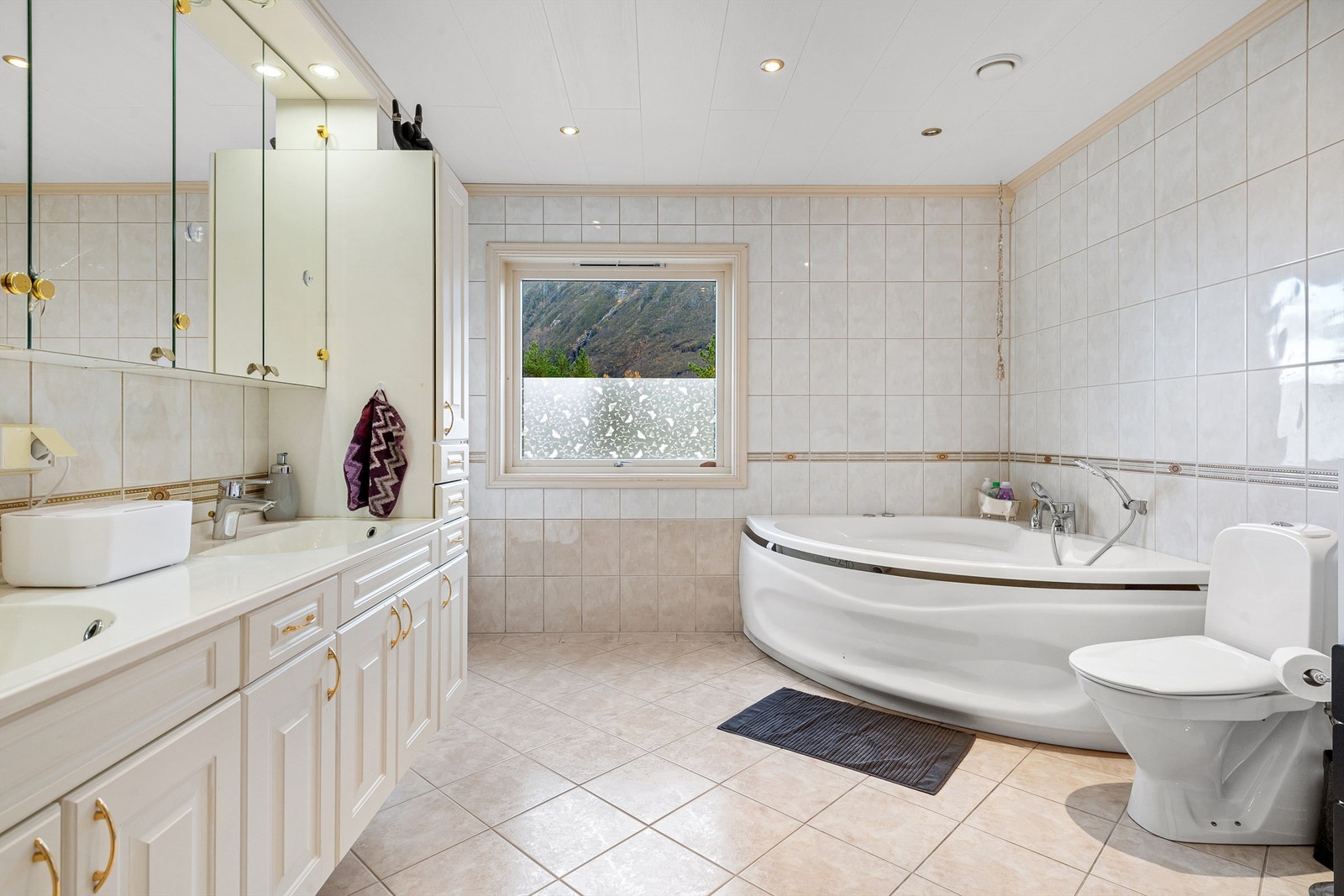 Flislagt bad i 1. etasje Galleribilde