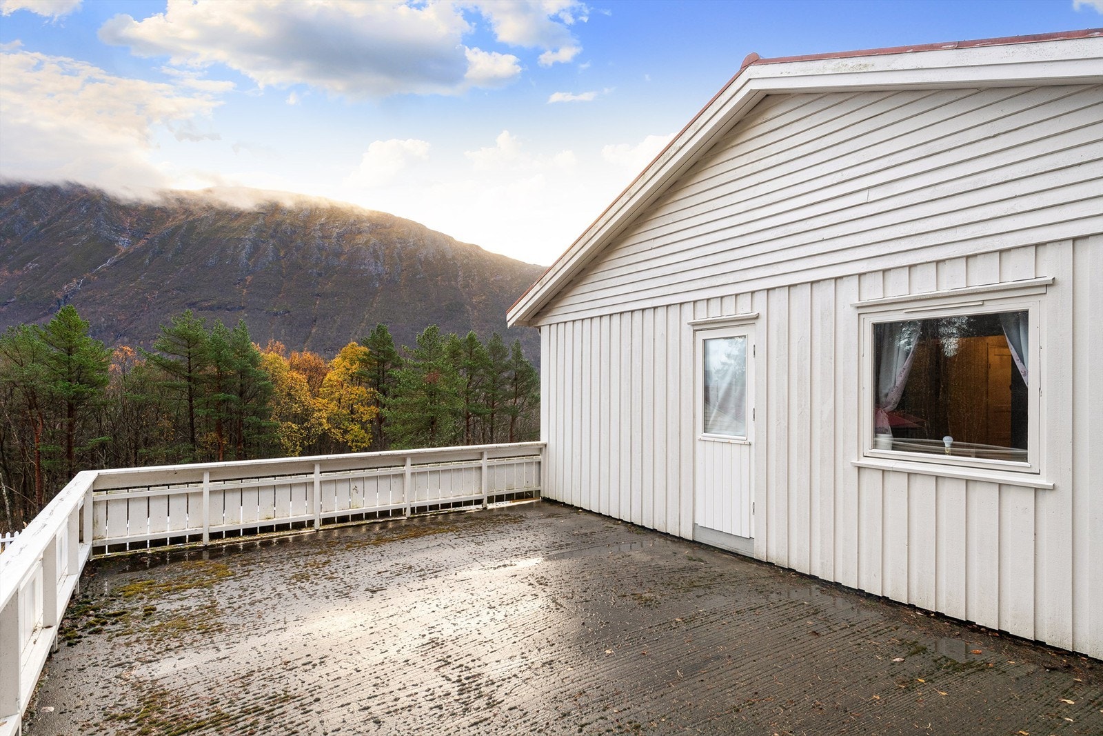 Nordvendt veranda med utgang fra det ene soverommet i 1. etasje Galleribilde
