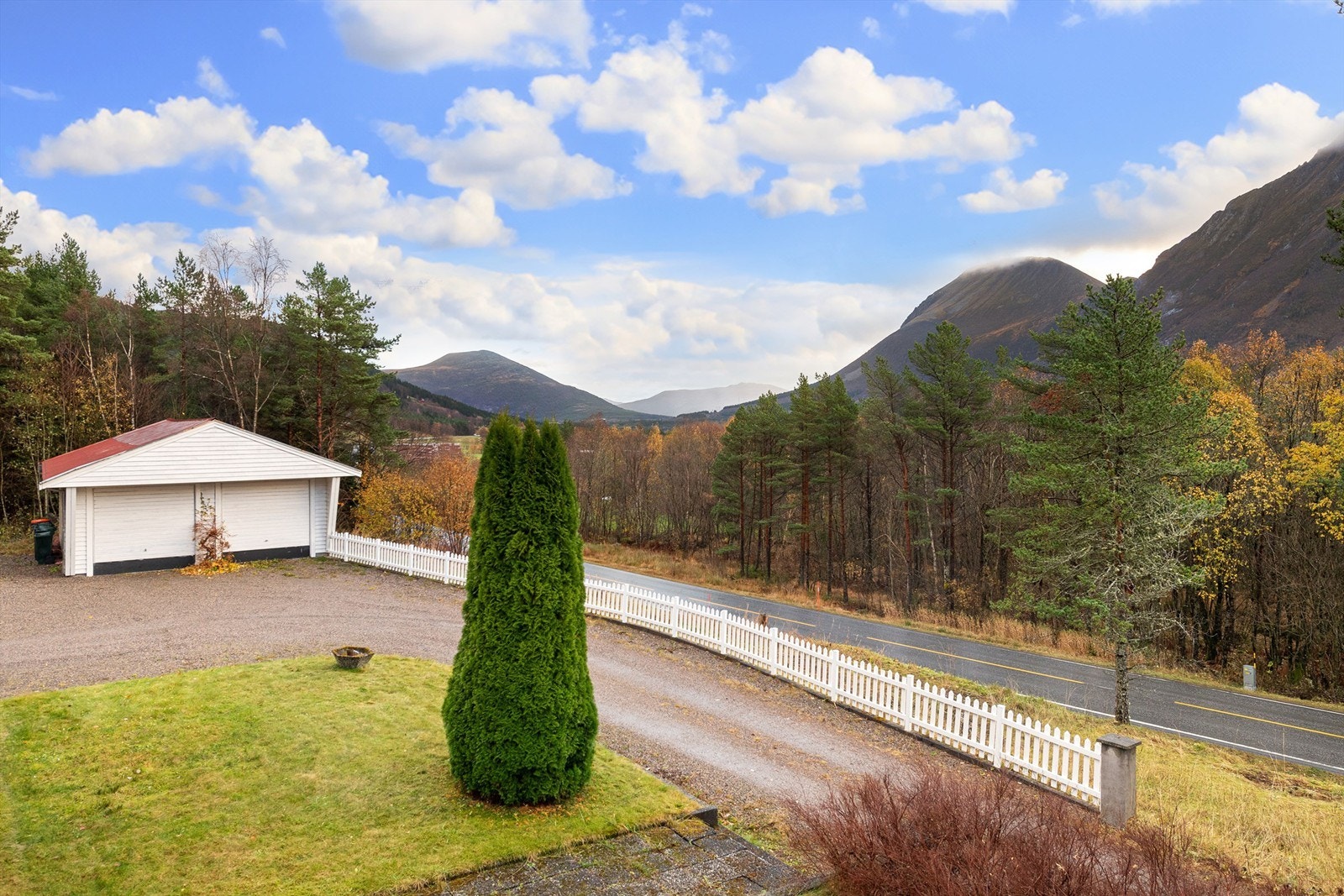 Romslig opparbeidet tomt med gruset gårdsplass Galleribilde