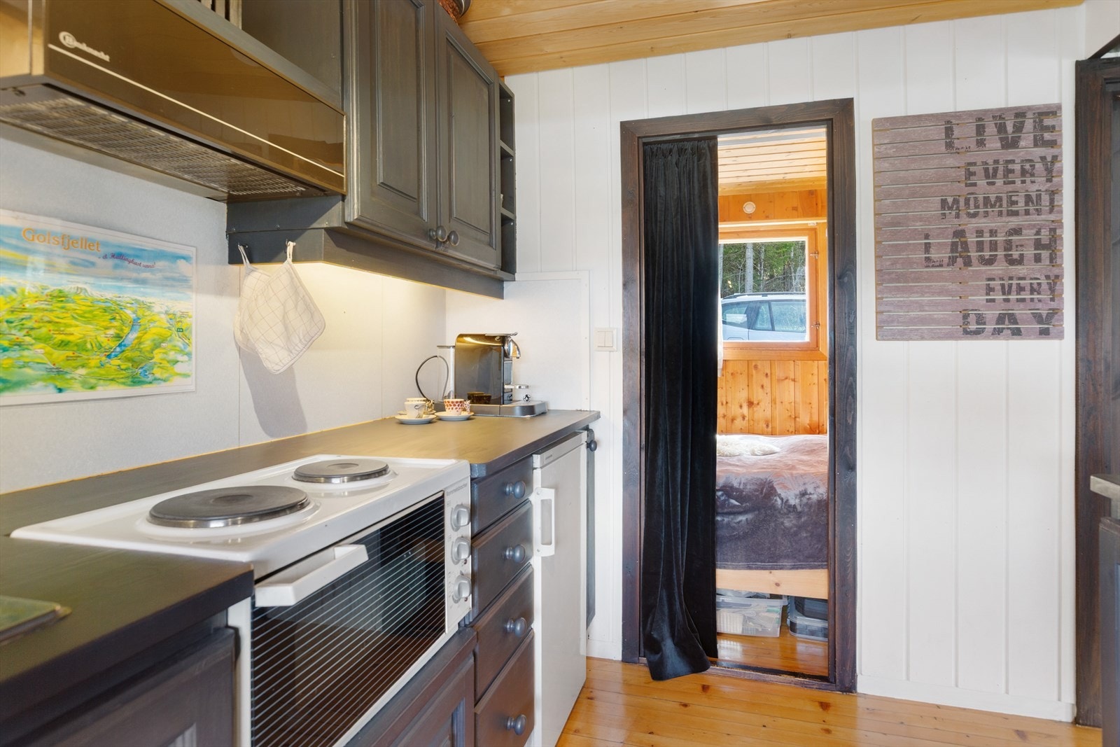 Kjøkkenet er utstyrt med en liten komfyr, mikrobølgeovn samt kombinert kjøl- og fryseskap. Galleribilde