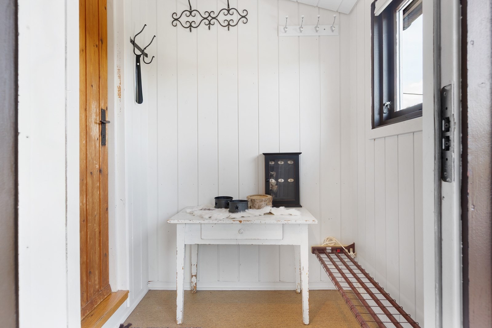 Velkommen inn! Vindfang med plass til å henge fra seg yttertøyet. Galleribilde