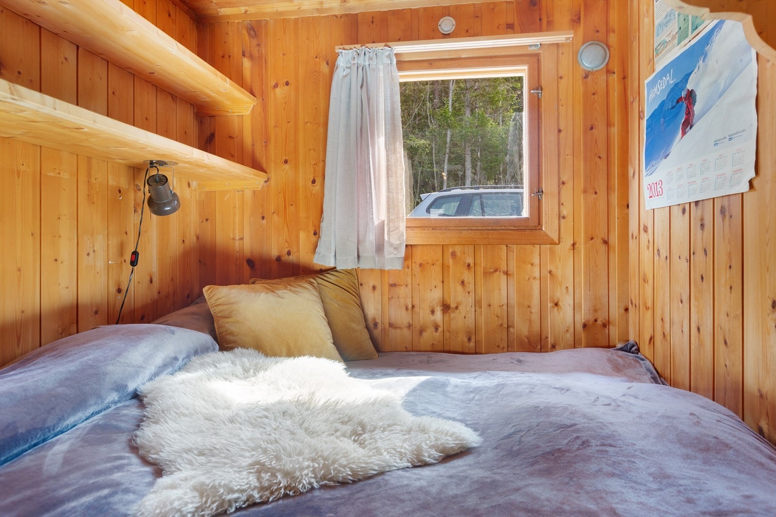 Inn fra kjøkkenet kommer man til det ene soverommet som er innredet med en dobbeltseng. Galleribilde