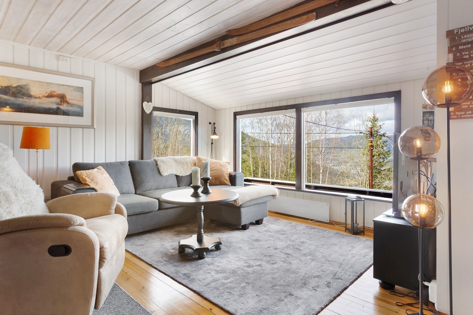 Stuen er et hyggelig oppholdsrom med store vinduer som slipper inn godt med lys og fin utsikt! Galleribilde